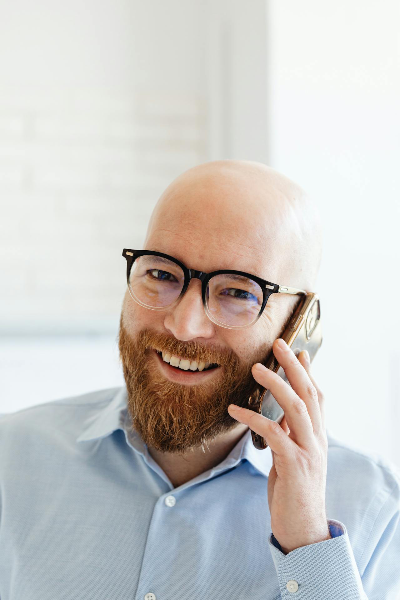 Ein lächelnder Mann beim Telefonieren | Quelle: Pexels