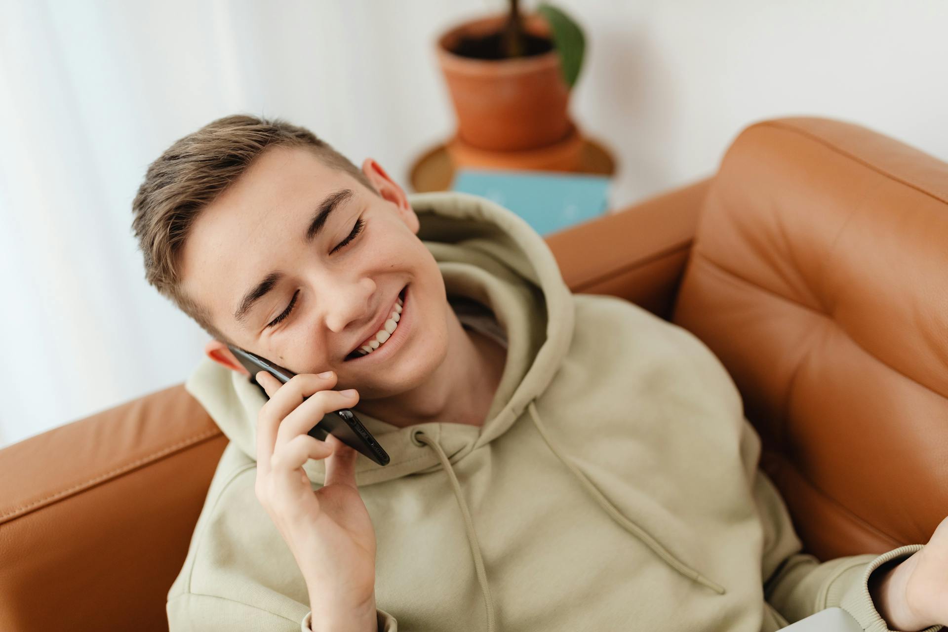 Ein begeisterter Teenager beim Telefonieren | Quelle: Pexels