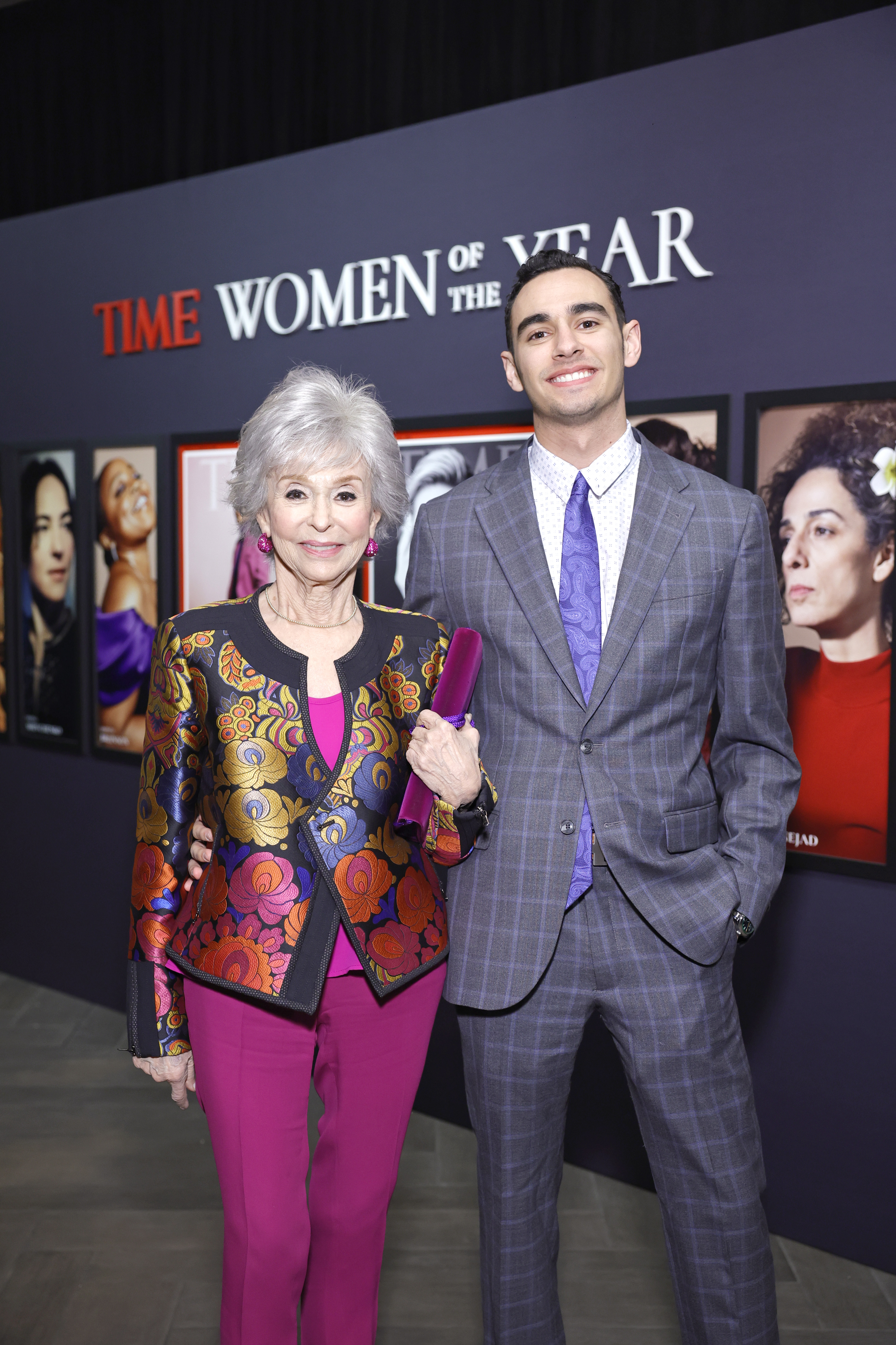 Rita Moreno und Justin Fisher besuchen TIME Women of the Year am 8. März 2023 in Los Angeles, Kalifornien. | Quelle: Getty Images