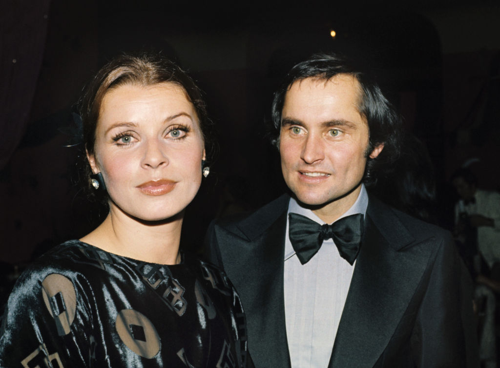 Die österreichische Schauspielerin Senta Berger mit ihrem Ehemann, dem Arzt und Regisseur Michael Verhoeven auf dem SPIO-Filmball im Hotel Bayerischer Hof in München am 19.01.1974 | Quelle: Getty Images