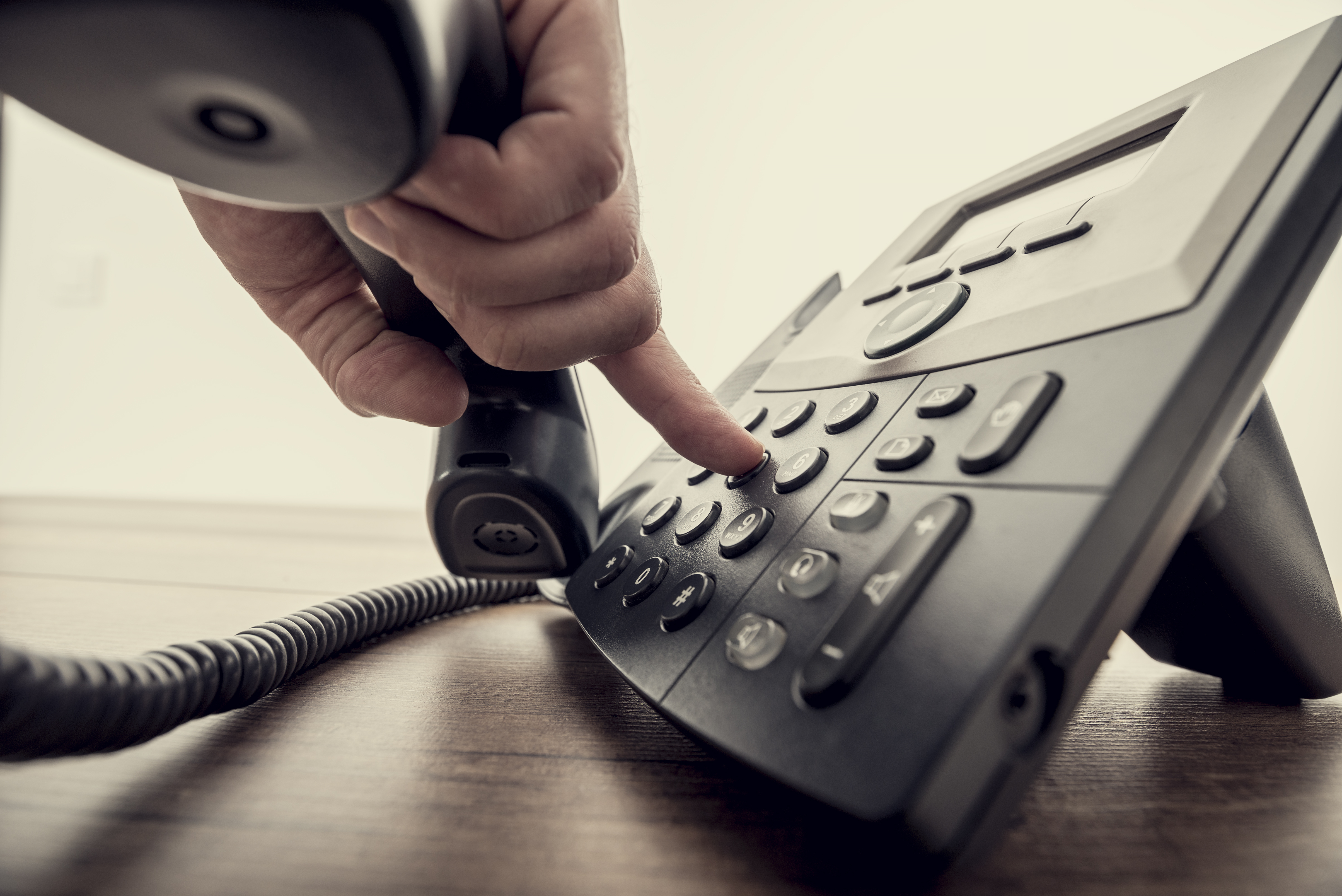 Eine Person, die ein Telefon benutzt | Quelle: Shutterstock
