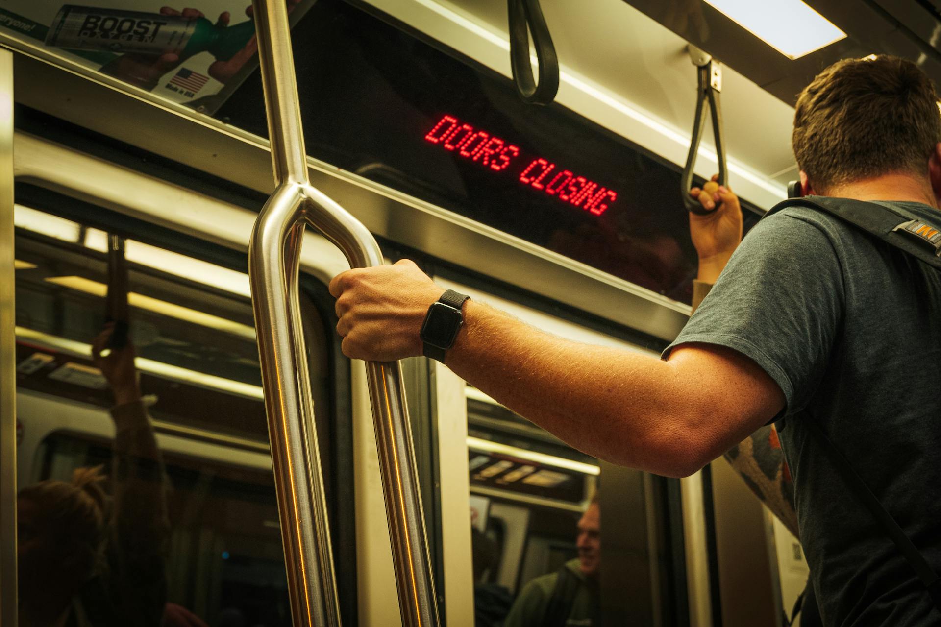Ein junger Mann steht in einer U-Bahn | Quelle: Pexels