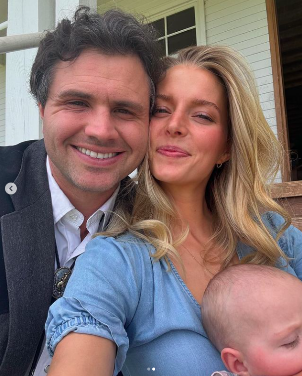 Daniel und Hannah Neeleman mit ihrem Baby, posierend für ein Foto, gepostet am 13. Mai 2024 | Quelle: Instagram/ballerinafarm