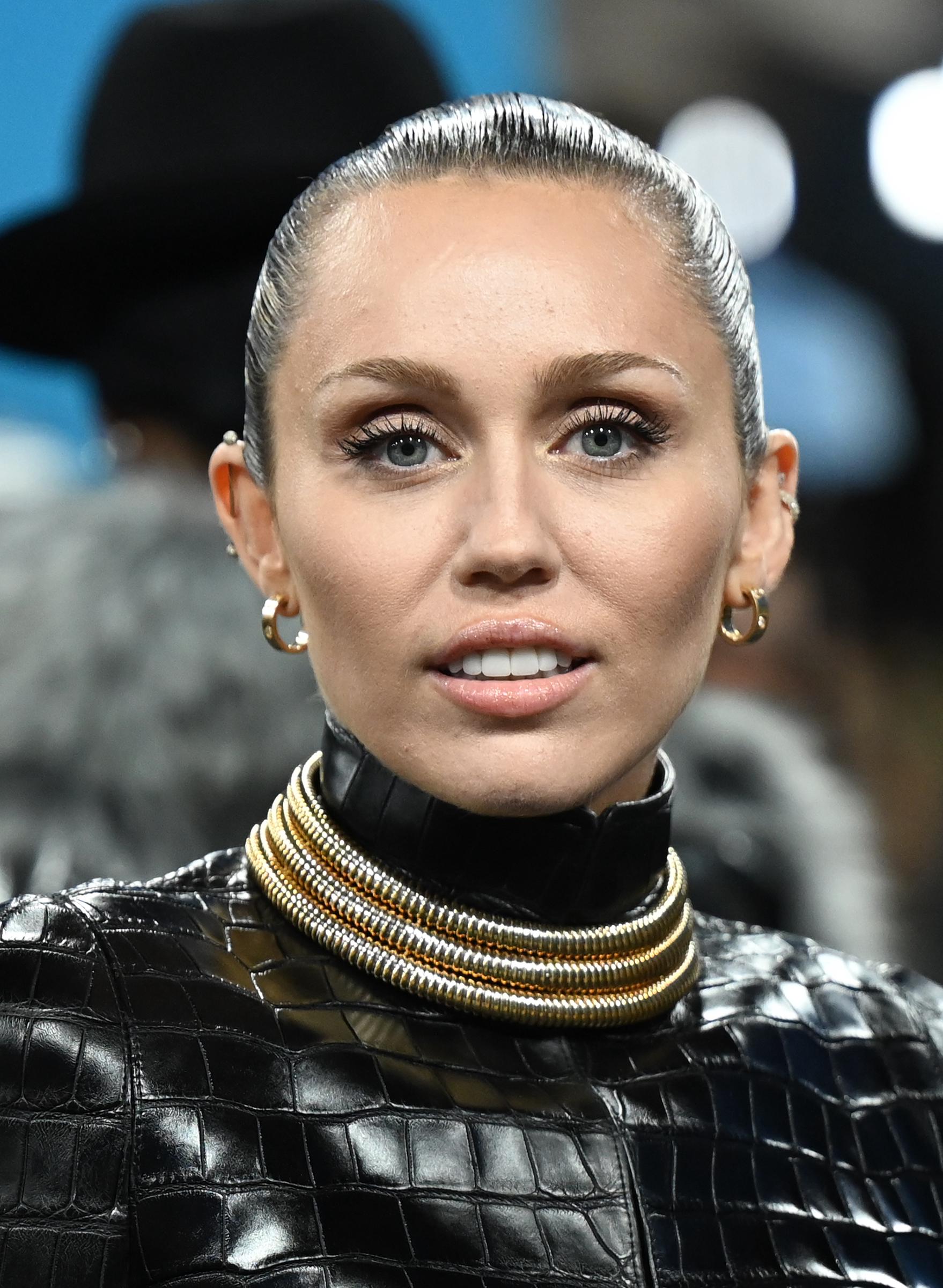 Miley Cyrus besucht die Met Gala 2025 | Quelle: Getty Images