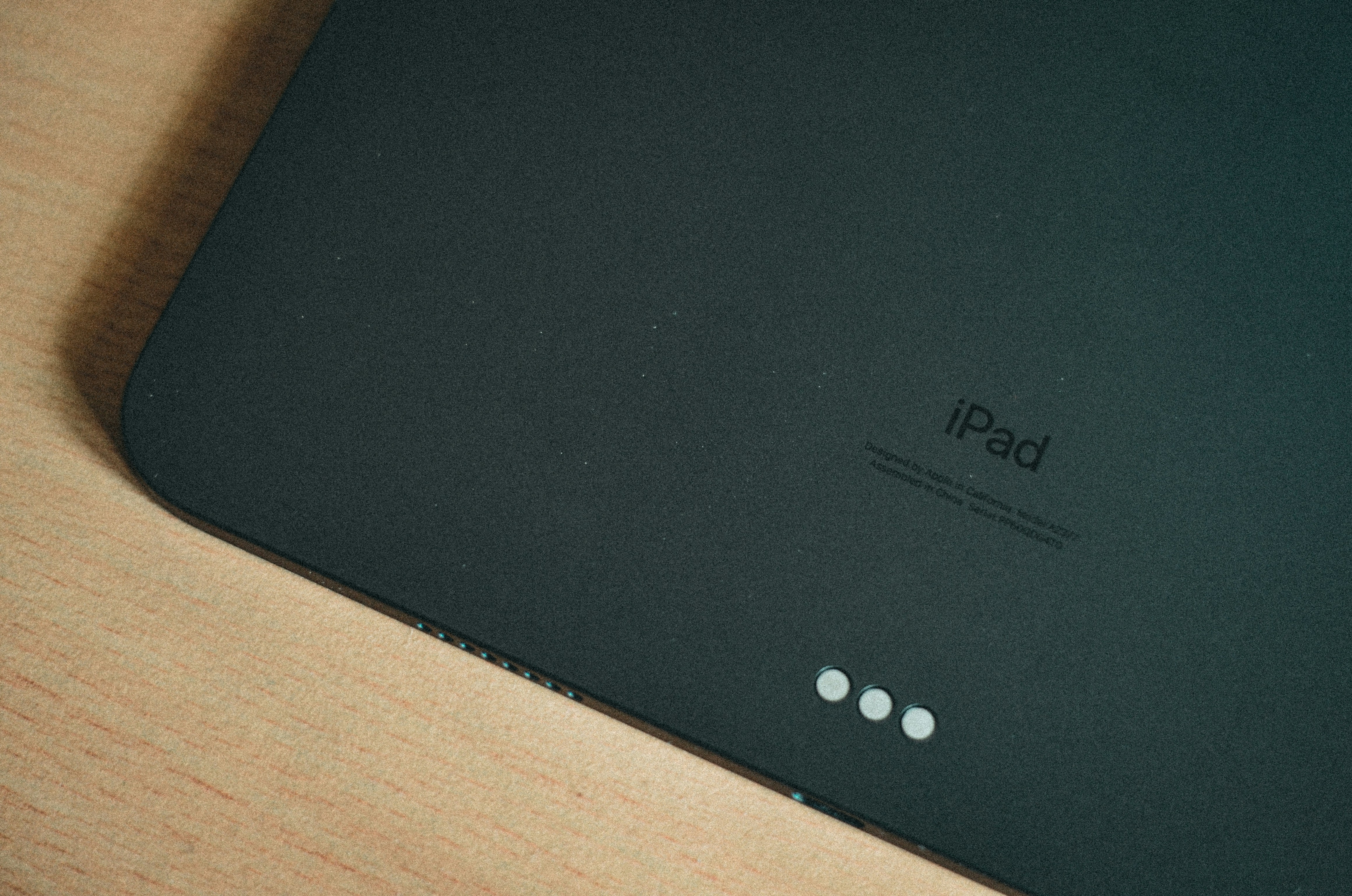 Ein iPad auf einem Tisch | Quelle: Unsplash