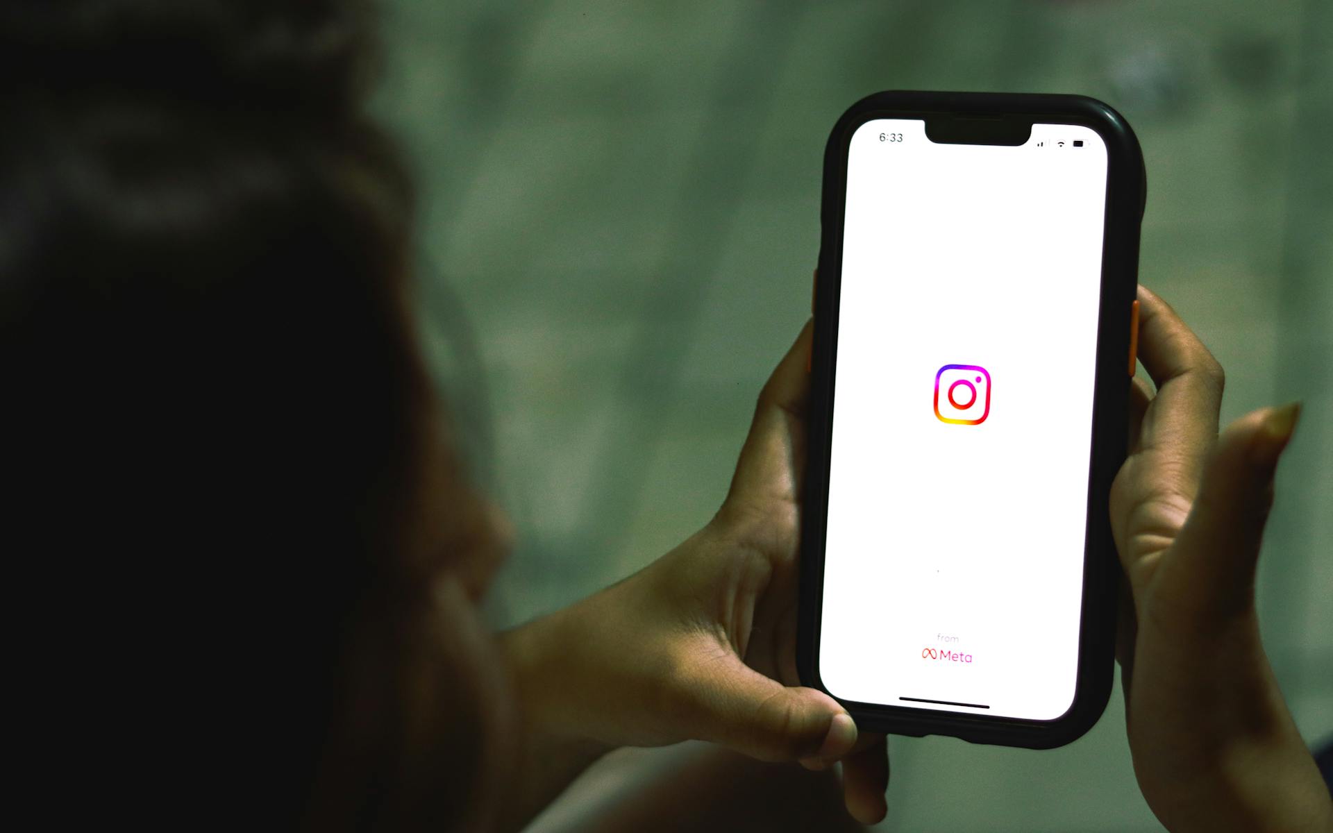 Instagram lädt auf einem Handy | Quelle: Pexels