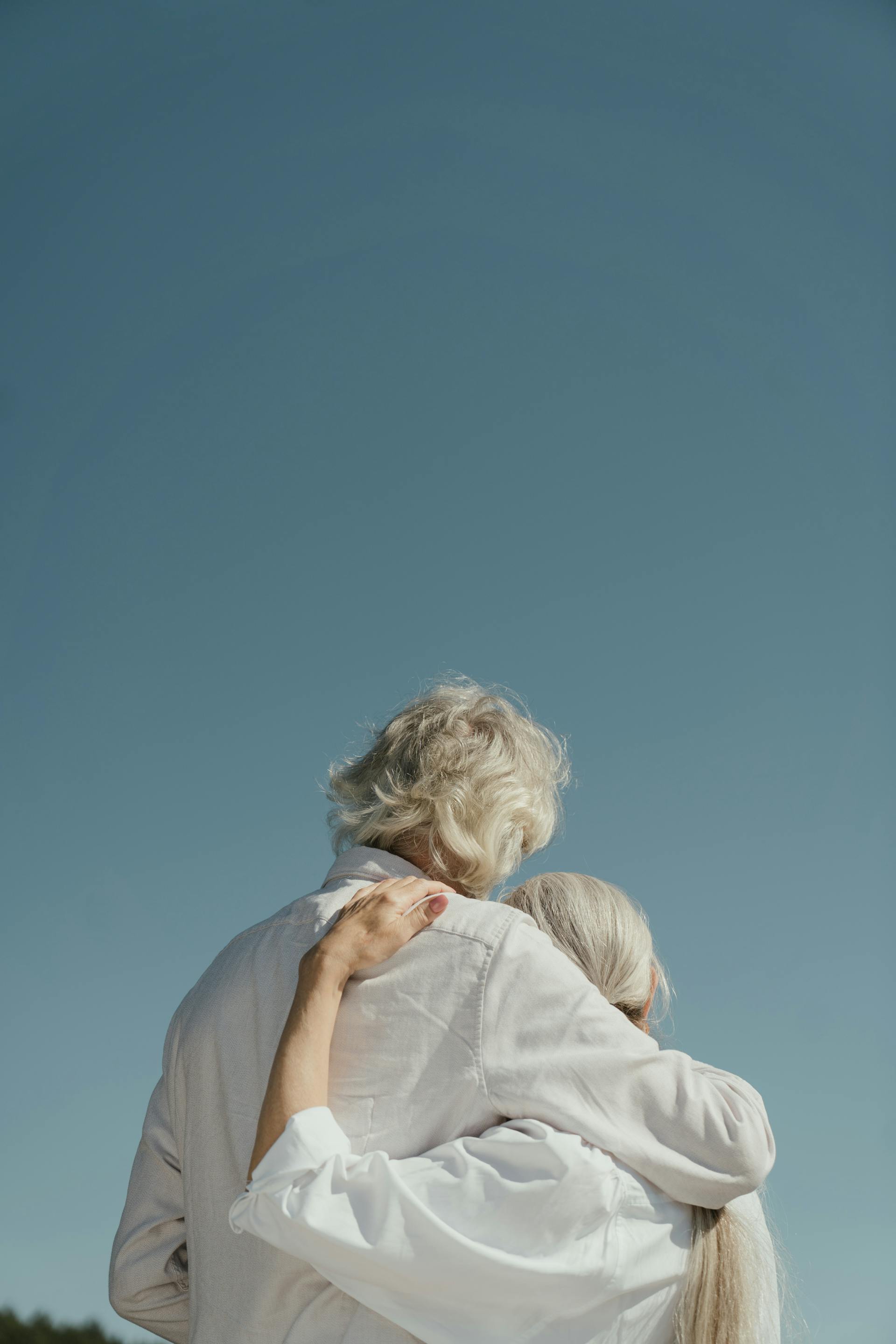 Ein älteres Paar, das sich umarmt | Quelle: Pexels