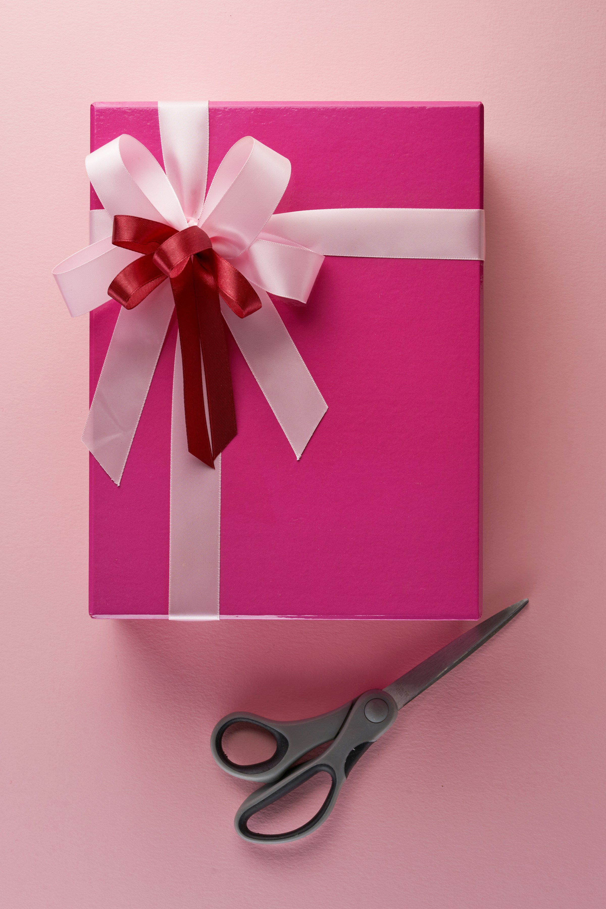 Eine rosa Geschenkbox | Quelle: Unsplash