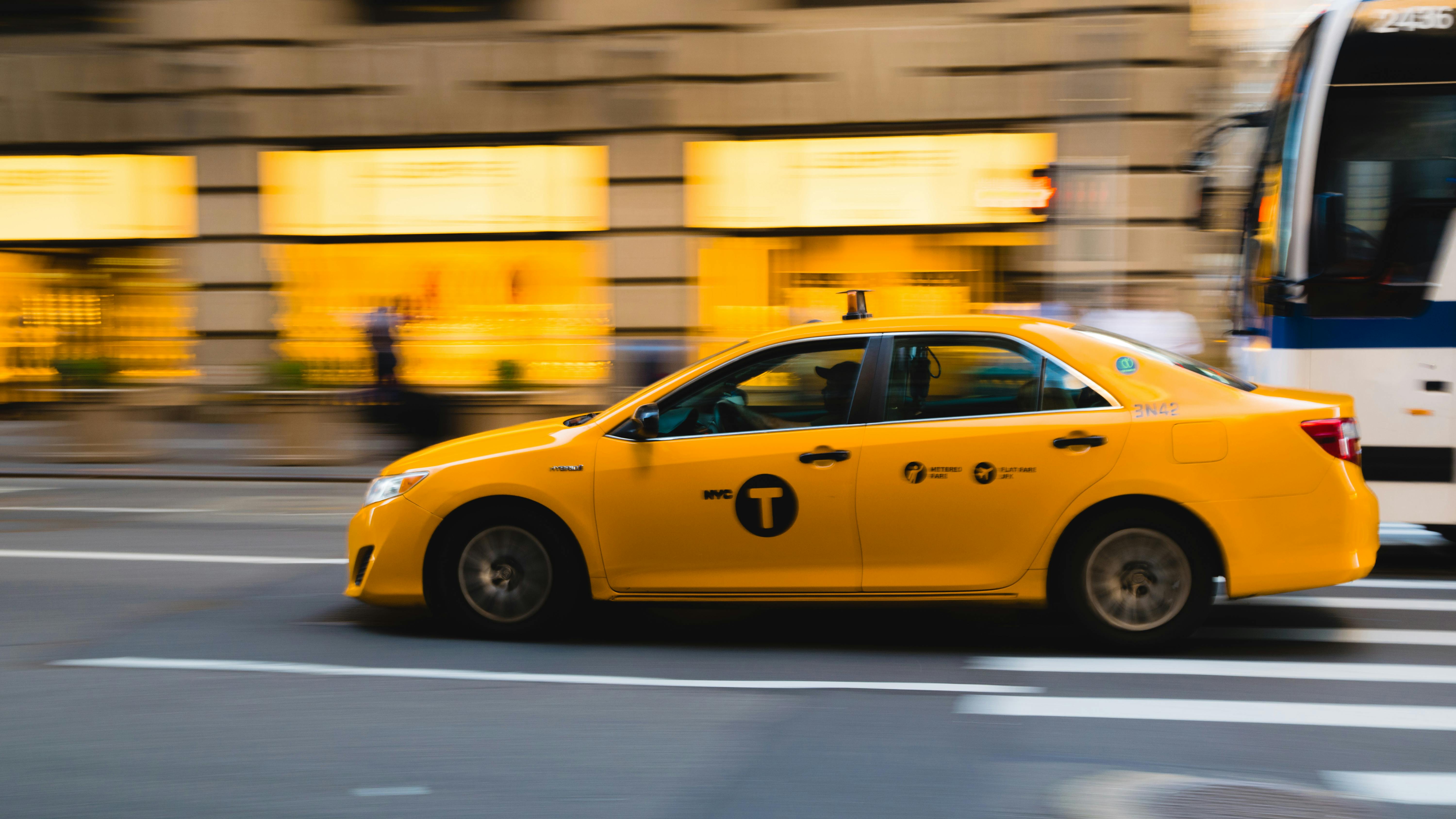 Ein gelbes Taxi fährt | Quelle: Pexels