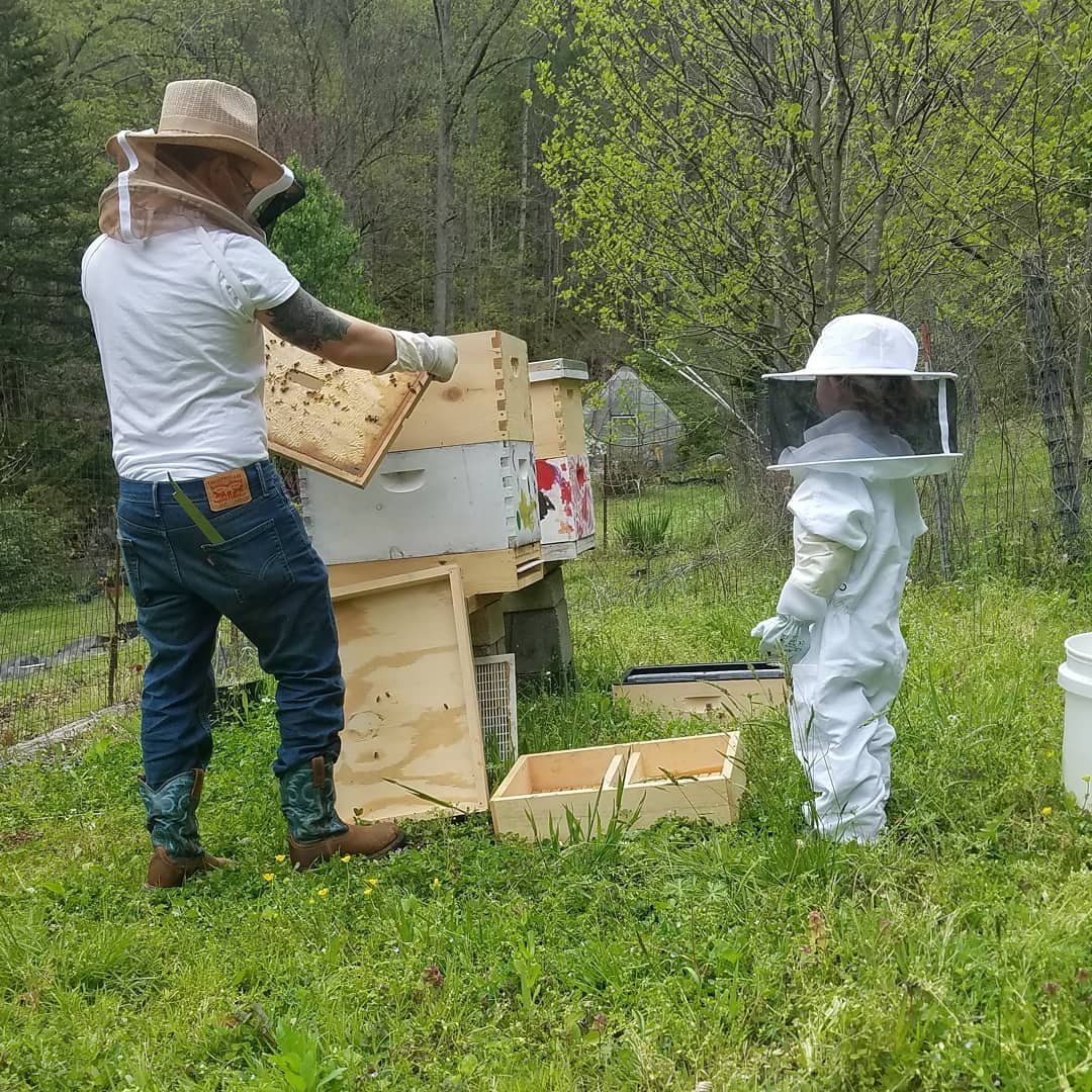 Knox Petrucci und einer der Söhne von Alison Wisely bei der Pflege der Bienen, aus einem Beitrag vom 2. Oktober 2024 | Quelle: Facebook/brianapy