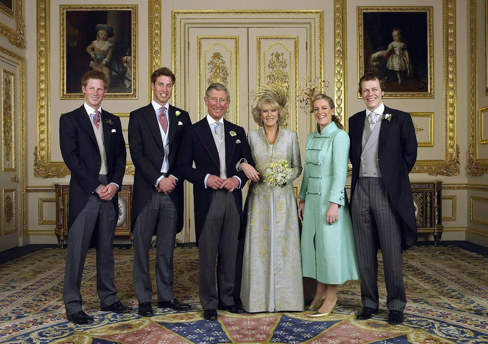 Prinz Harry, Prinz William, König Charles, Königin Camilla, Laura Lopes und Tom Parker-Bowles posieren für ein offizielles Hochzeitsfoto am 9. April 2005 | Quelle: Getty Images