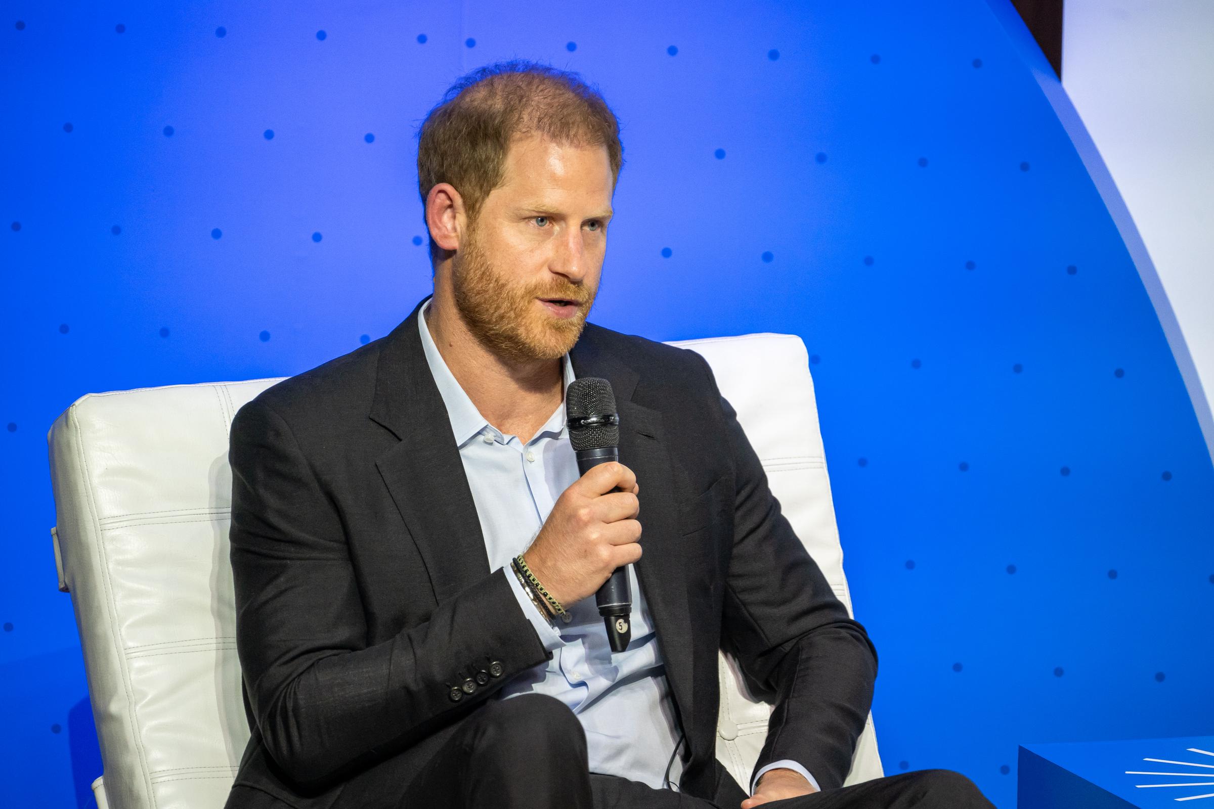 Prinz Harry spricht auf der Bühne über digitale Verantwortung an der EAN-Universität am 15. August 2024 in Kolumbien. | Quelle: Getty Images