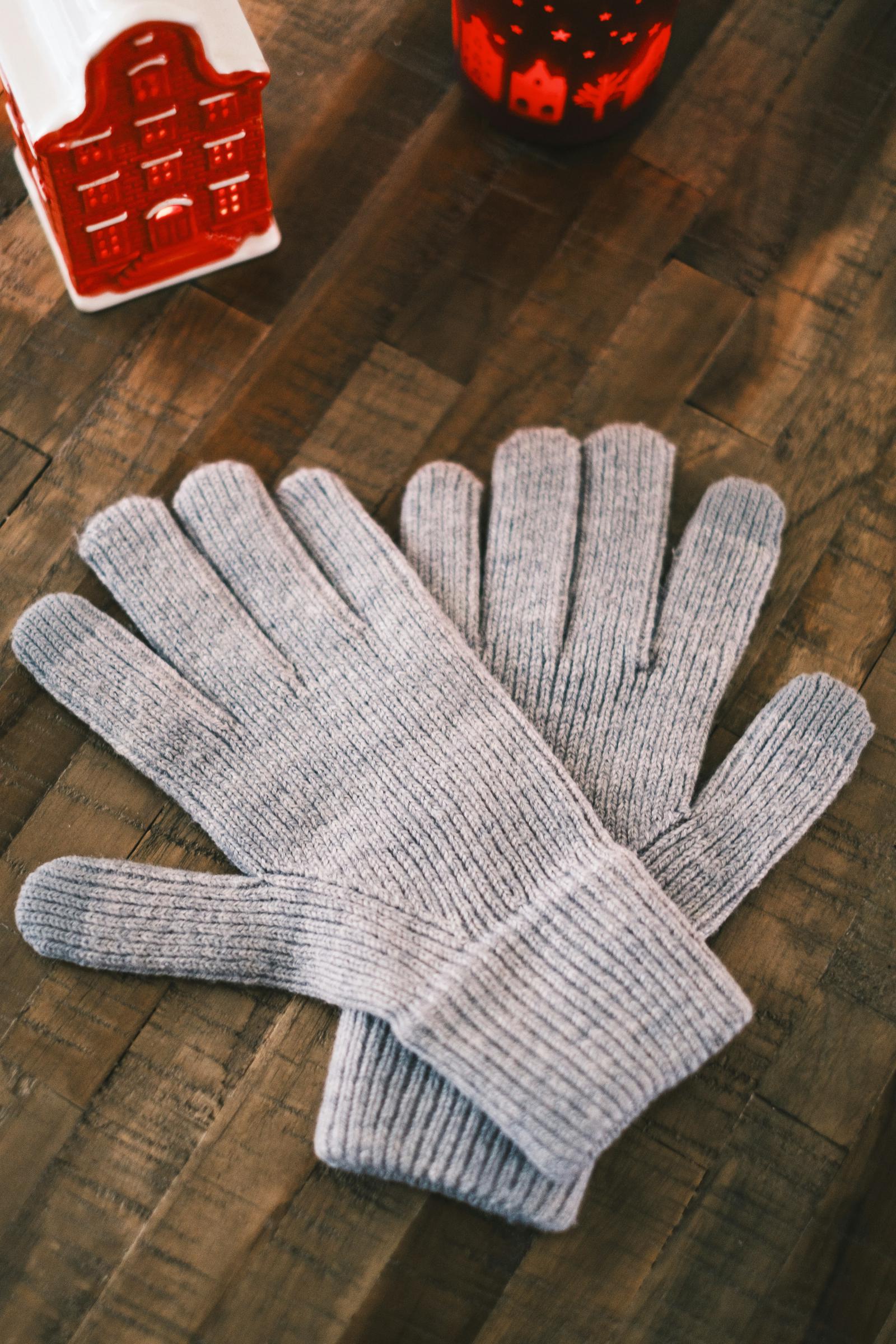 Die Handschuhe eines Erwachsenen | Quelle: Unsplash