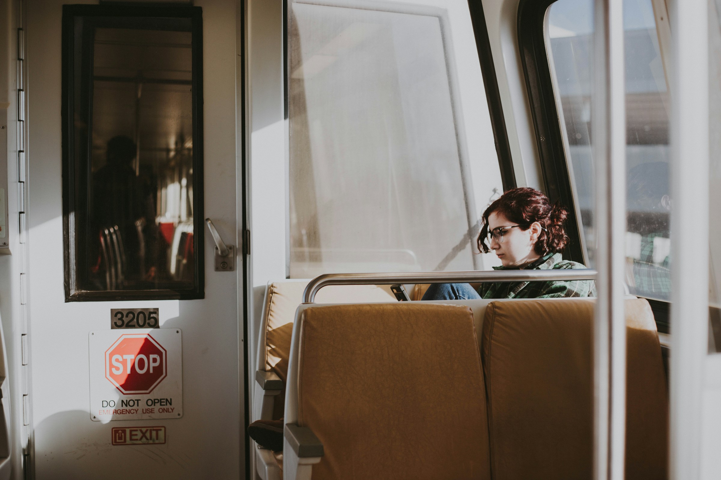 Eine Frau, die in einem Zug sitzt | Quelle: Unsplash