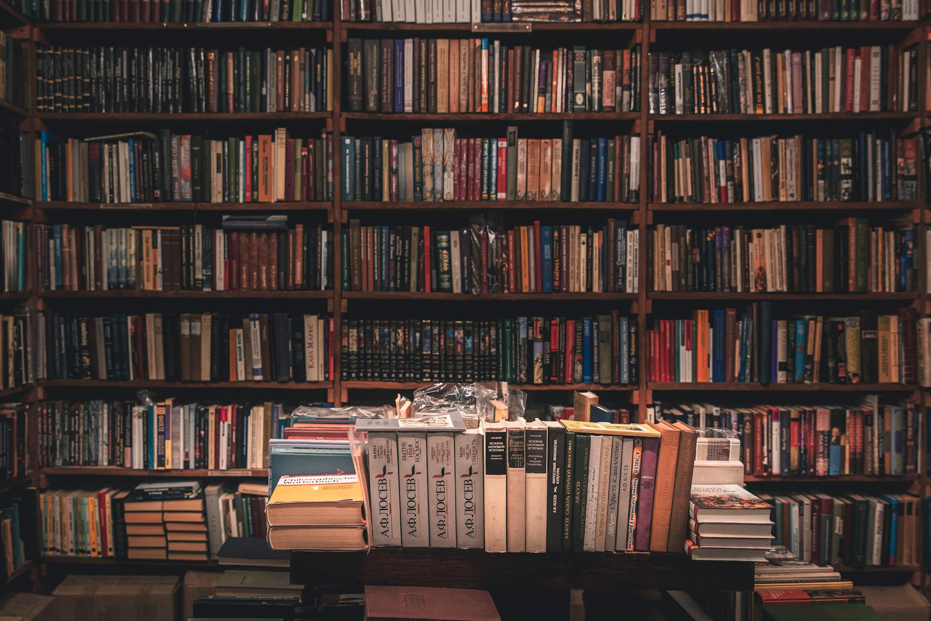Bücherregale in einer Bibliothek | Quelle: Pexels