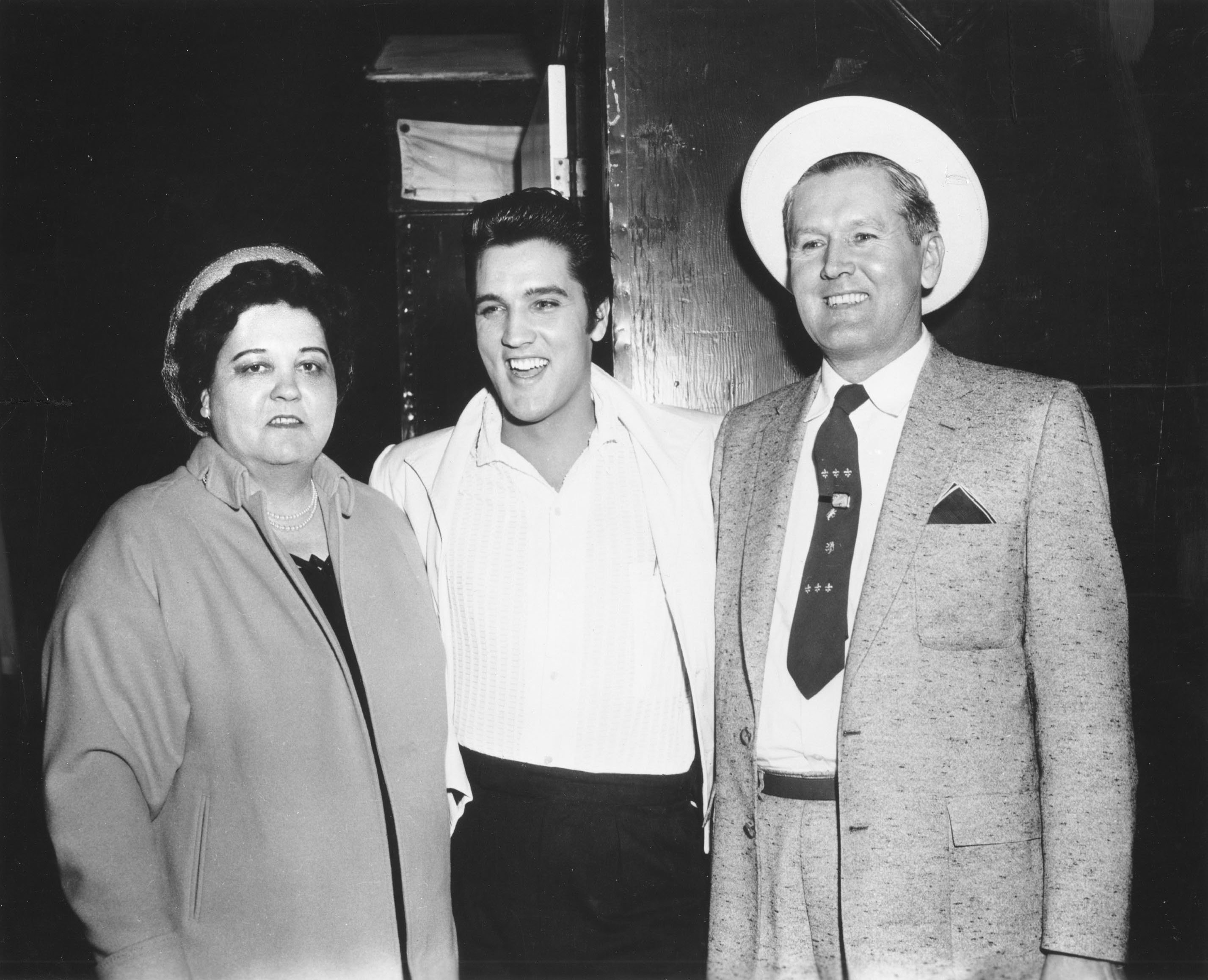 Elvis Presley mit seinen Eltern Vernon und Gladys im Jahr 1961 |  Quelle: Getty Images