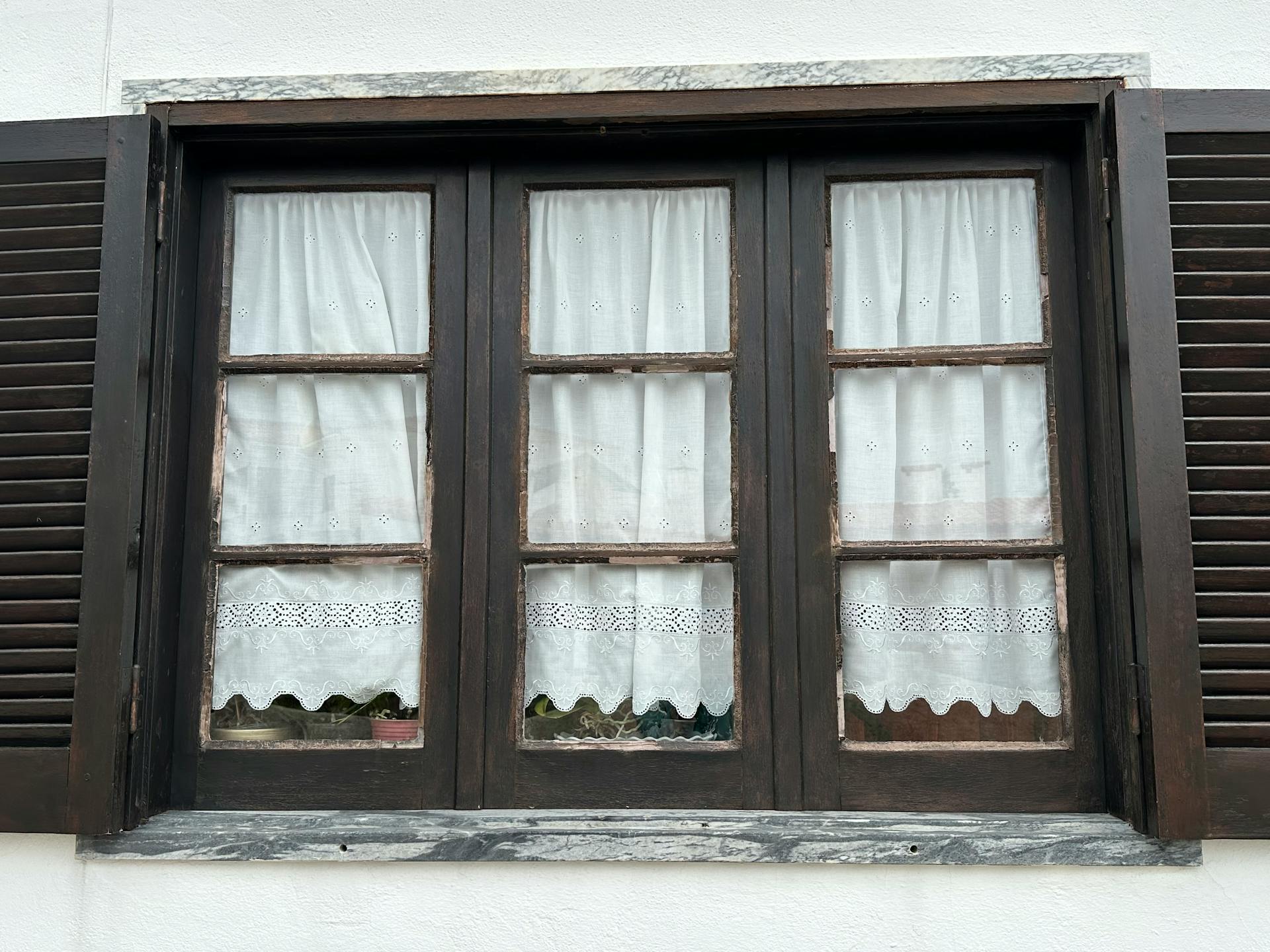 Geschlossene Vorhänge an einem Fenster | Quelle: Pexels