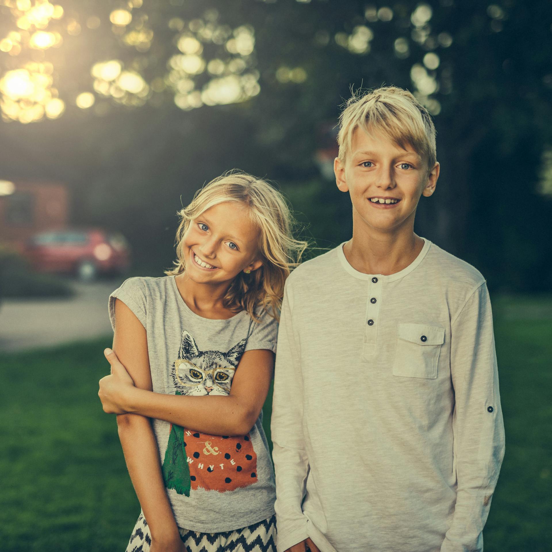 Zwei Kinder stehen in einem Park | Quelle: Pexels