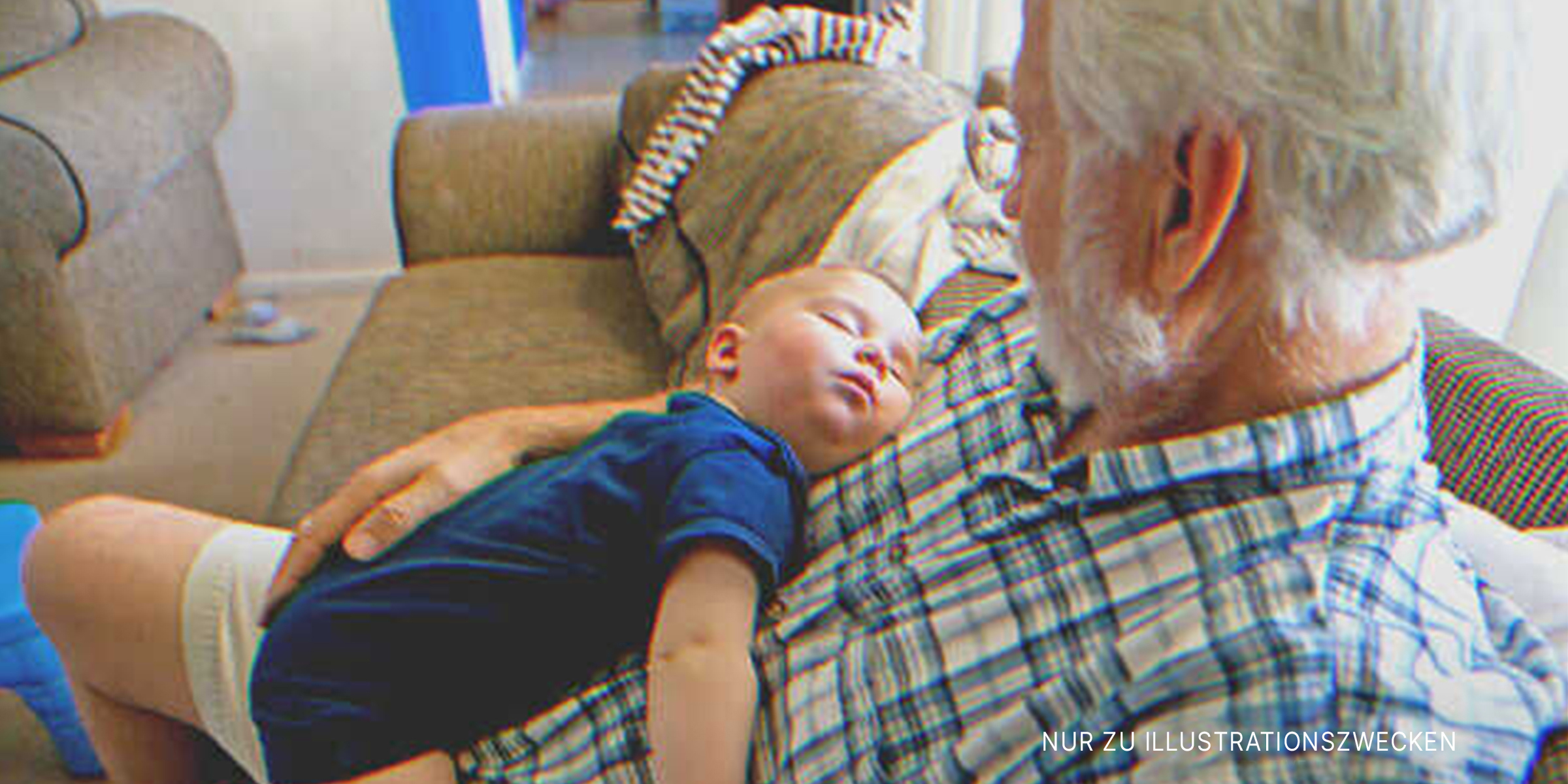 Alter Mann wiegt Baby in den Schlaf. | Quelle: Shutterstock