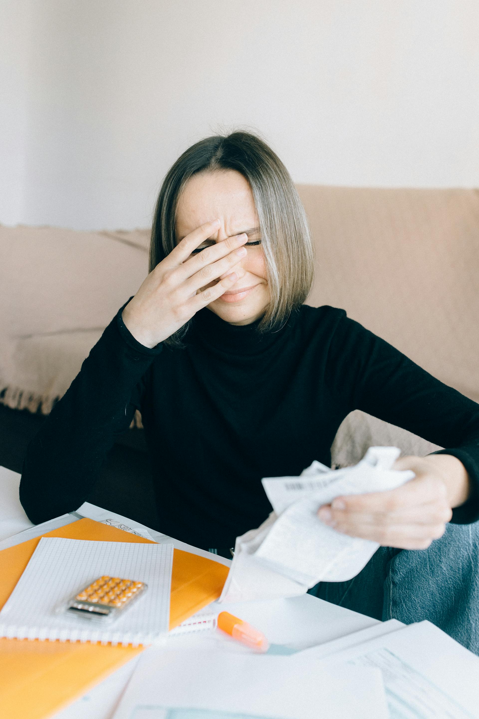 Eine emotionale Frau mit Quittungen | Quelle: Pexels