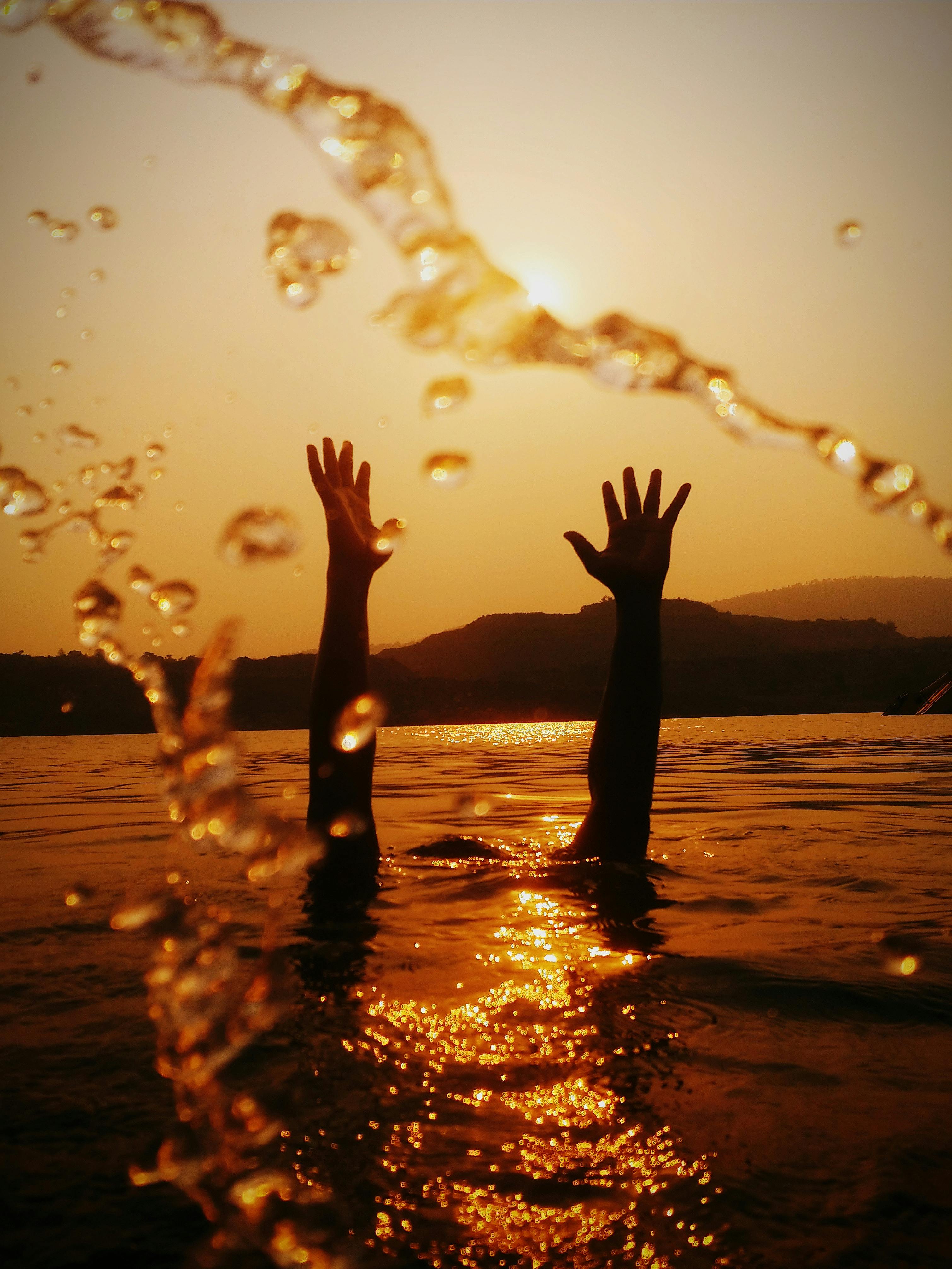 Hände über der Wasseroberfläche | Quelle: Pexels