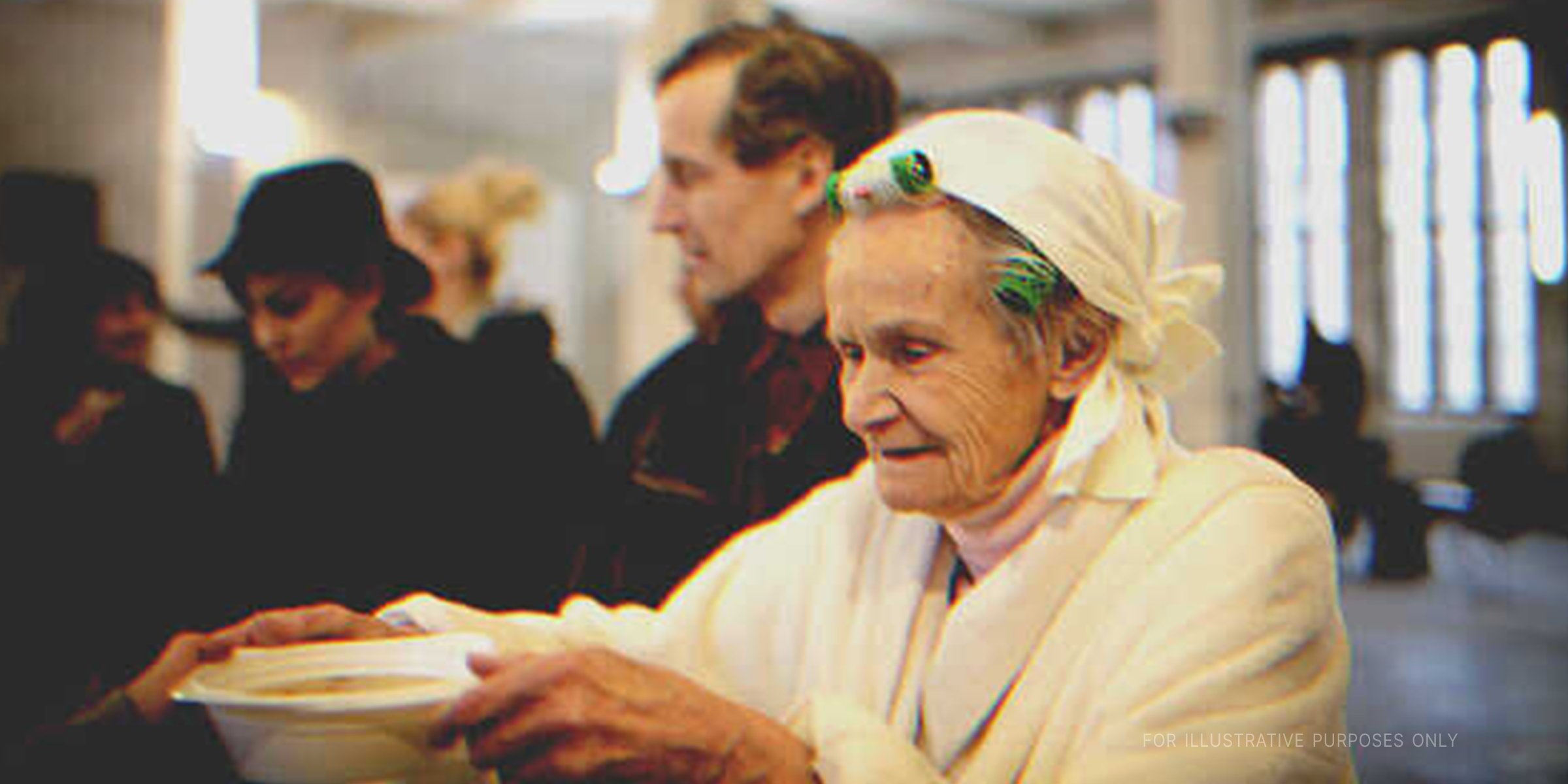 Eine Frau hält eine Suppenschüssel | Quelle: Getty Images
