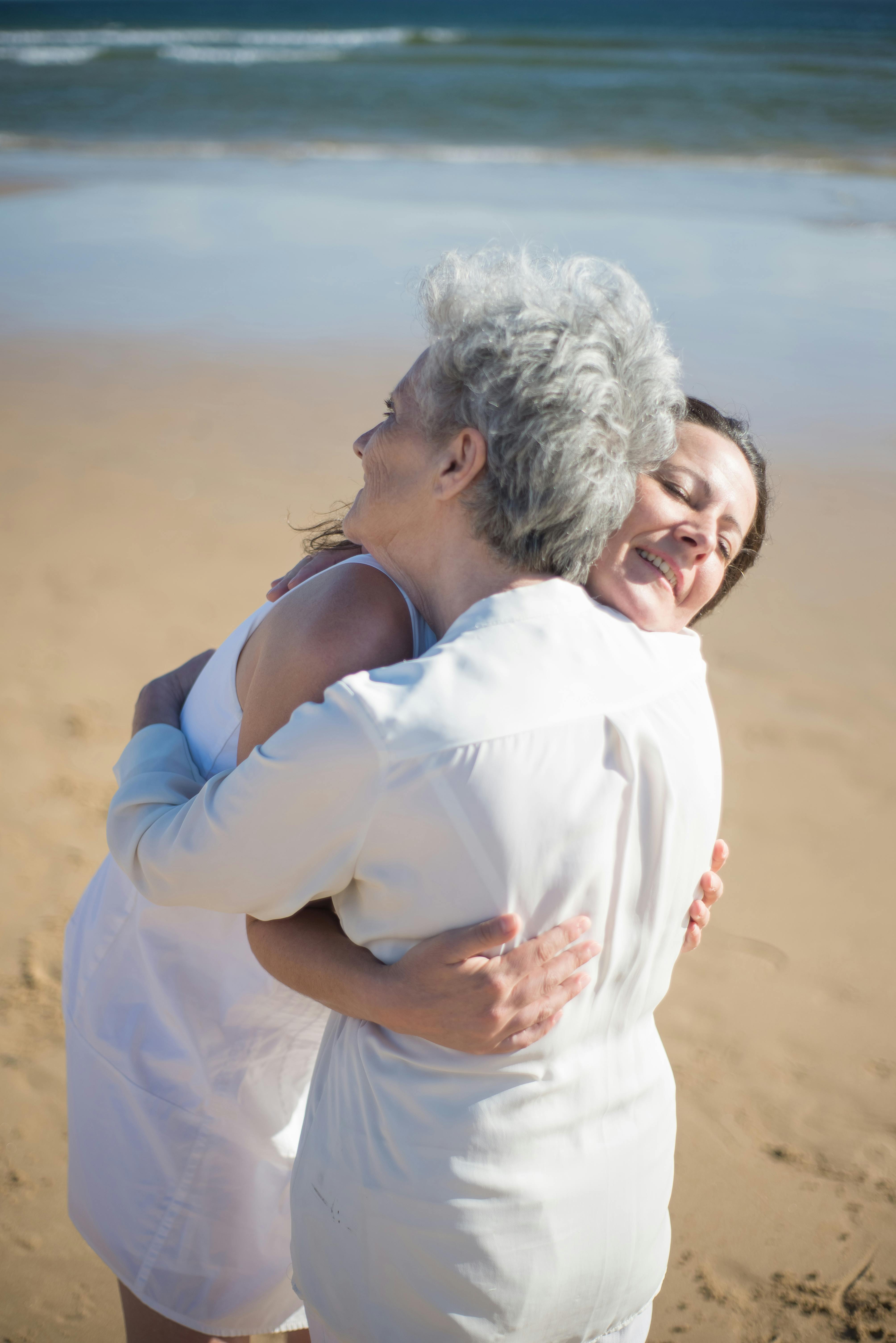 Eine ältere Frau, die eine jüngere umarmt | Quelle: Pexels