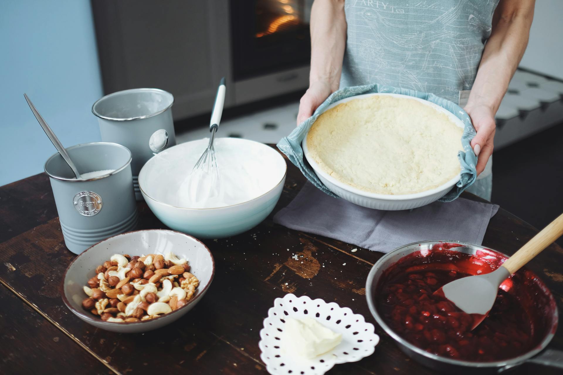 Eine Frau bereitet Kuchen in der Küche zu | Quelle: Pexels