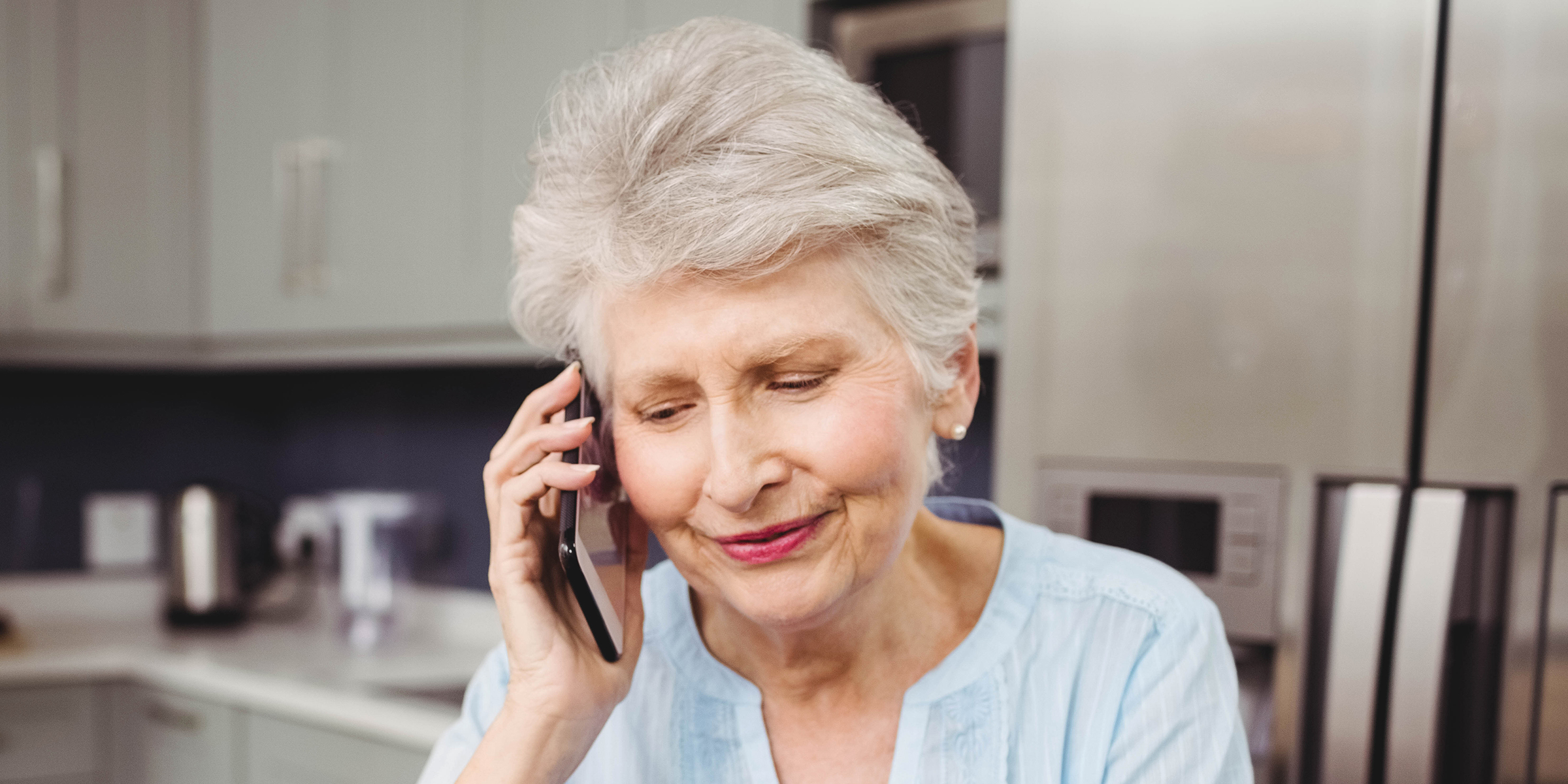 Eine ältere Frau beim Telefonieren | Quelle: Shutterstock