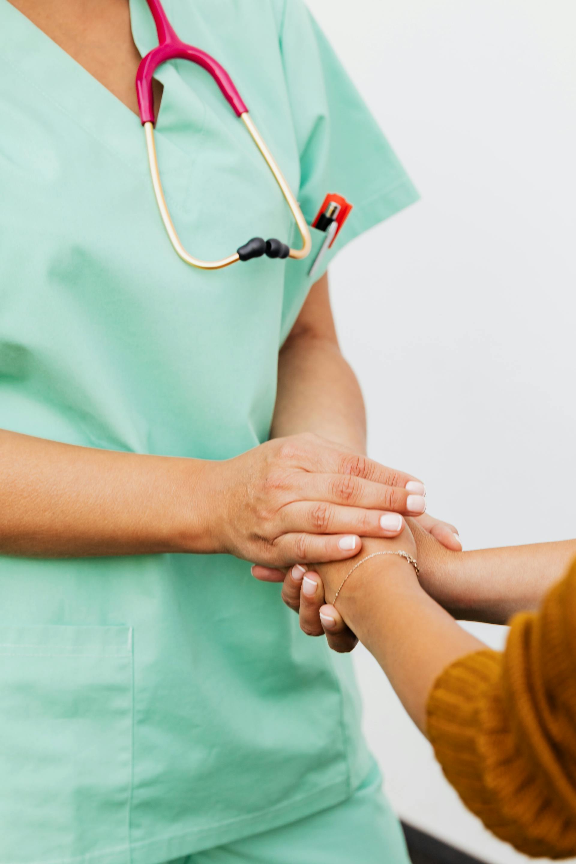 Eine Krankenschwester tröstet einen Patienten | Quelle: Pexels