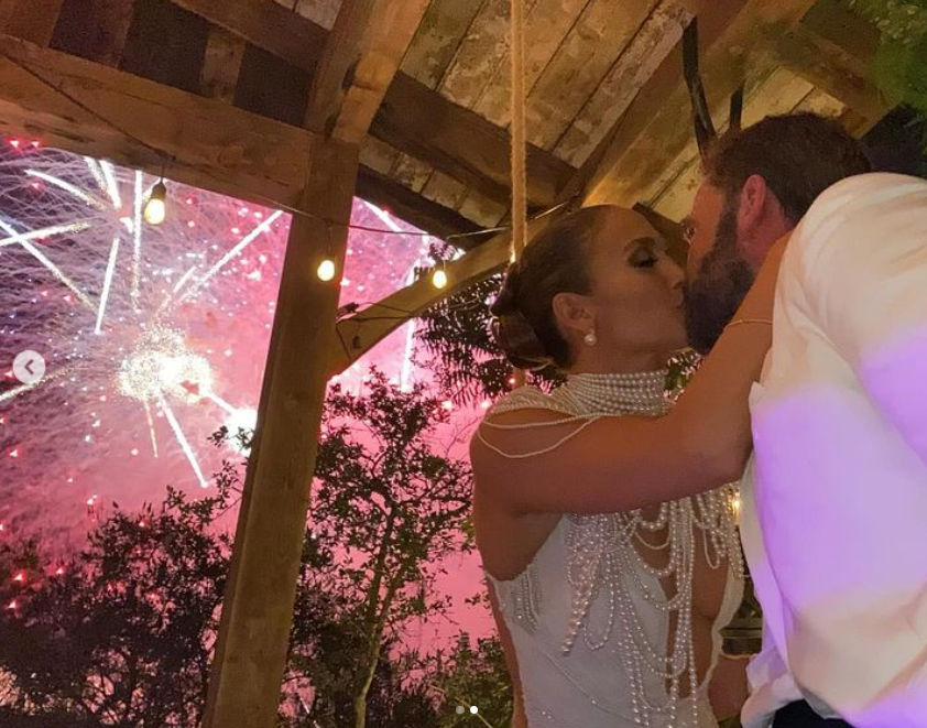 Jennifer Lopez und Ben Affleck küssen sich an ihrem Hochzeitstag, gepostet im August 2023 | Quelle: Instagram/jlo