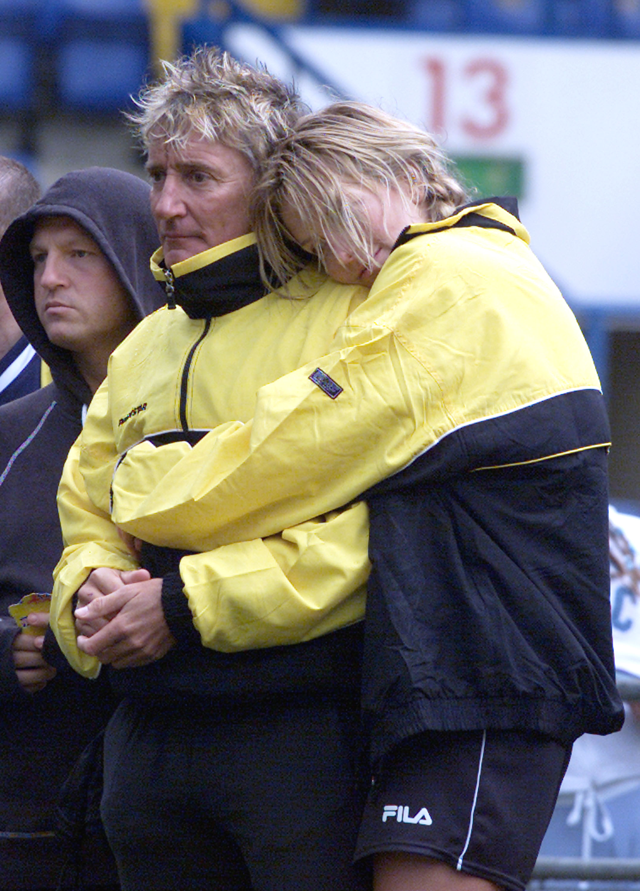 Sir Rod Stewart und Penny Lancaster bei der Veranstaltung „Music Industry Soccer Six Games“ am 26. Mai 2002 in London, England. | Quelle: Getty Images