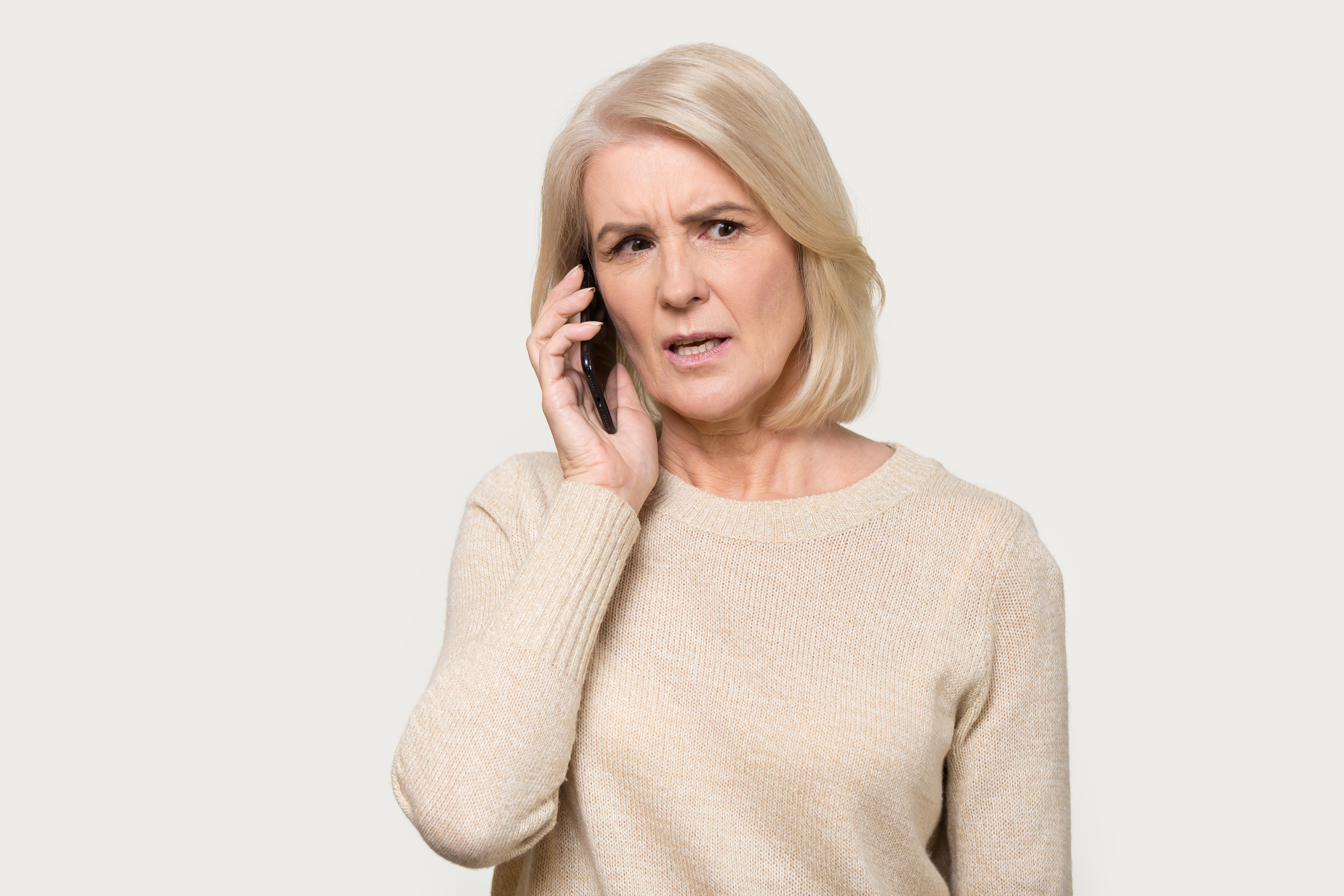 Frau telefoniert mit besorgter Miene | Quelle: Shutterstock