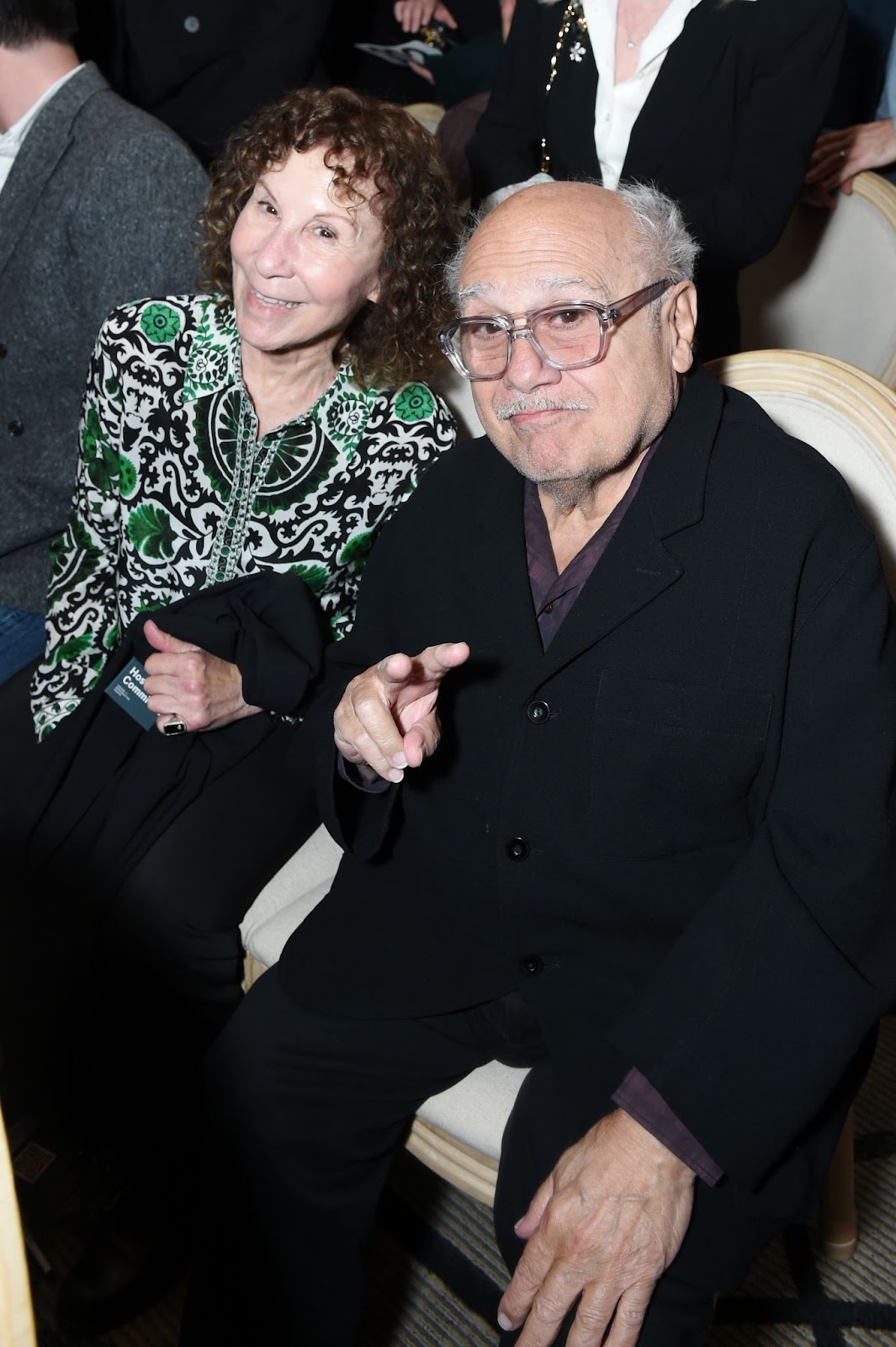 Rhea Perlman und Danny DeVito beim 6th Annual Los Angeles Benefit am 12. März 2024 in Beverly Hills, Kalifornien. | Quelle: Getty Images