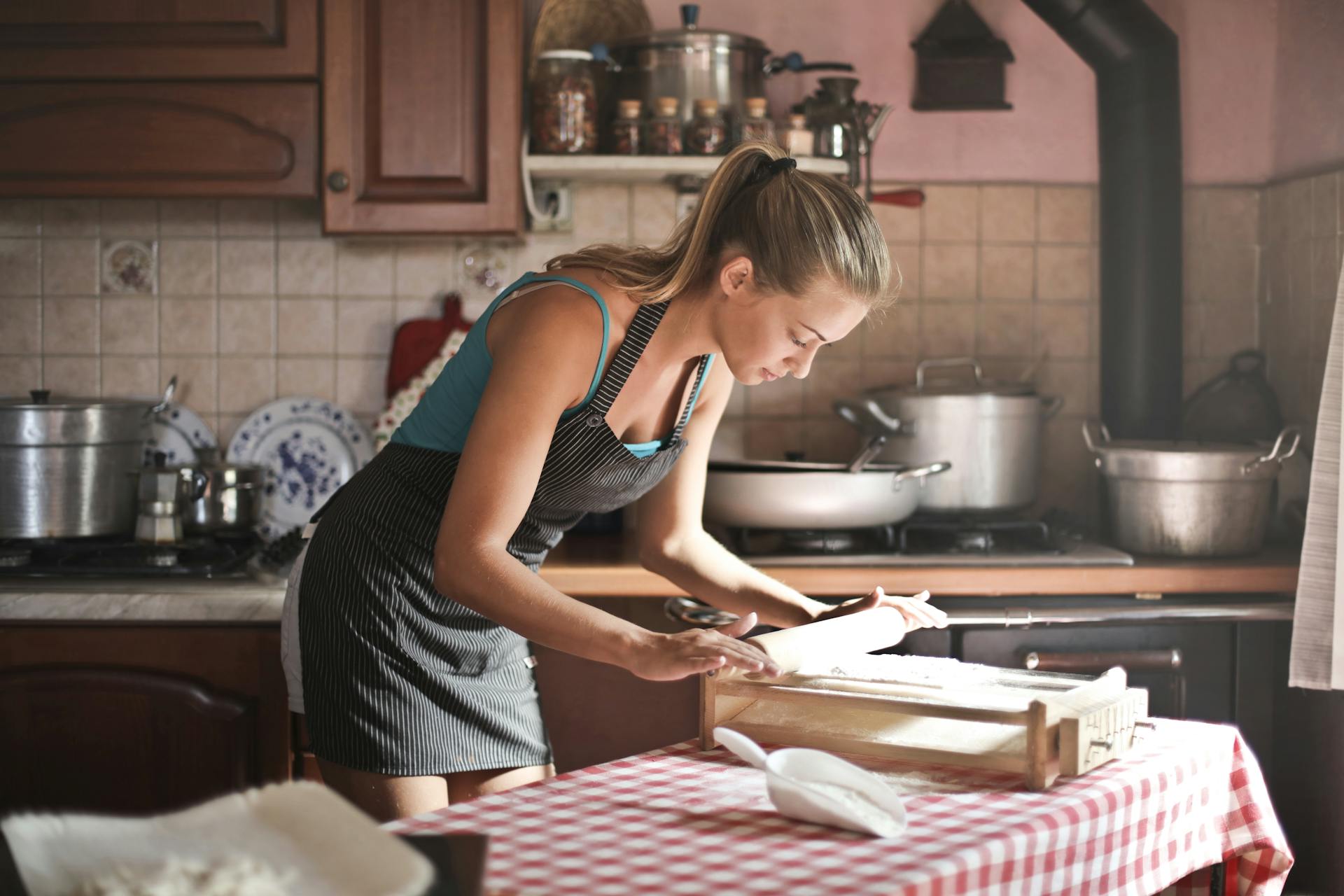 Eine Hausfrau beim Backen | Quelle: Pexels