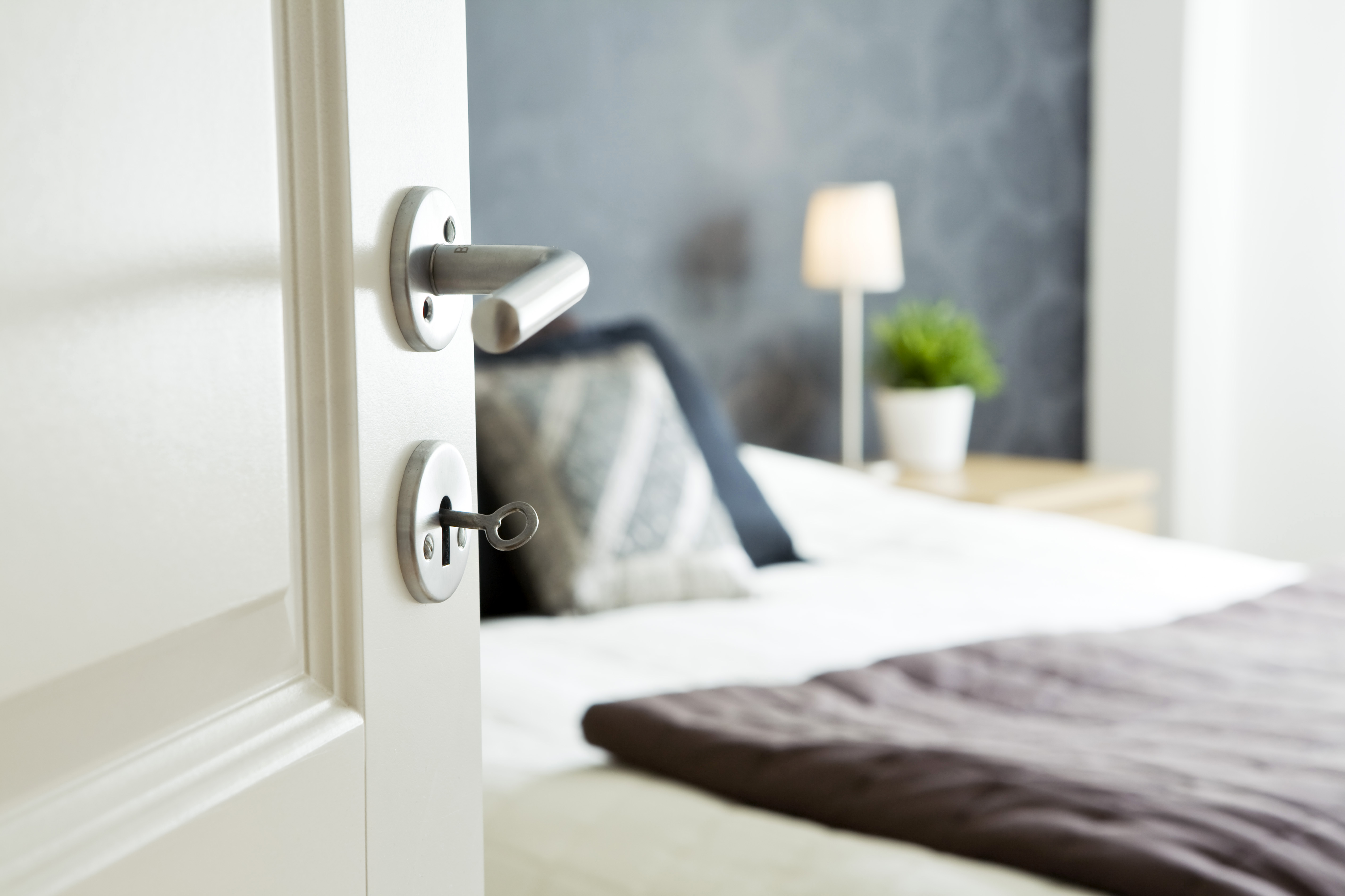 Eine offene Schlafzimmertür mit einem Schlüssel darin | Quelle: Getty Images