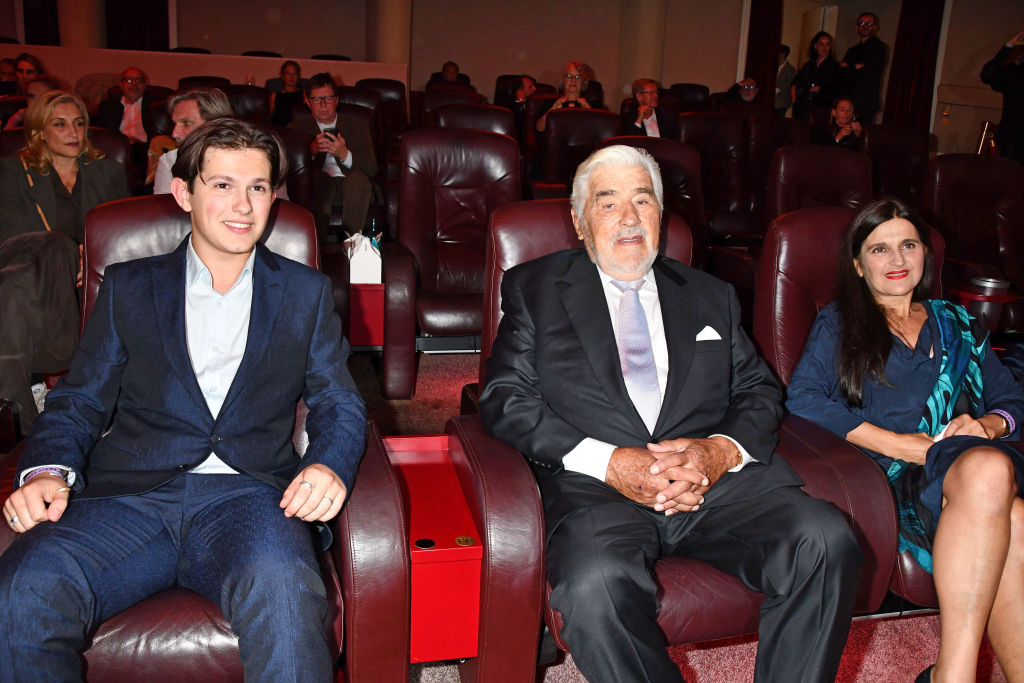 Julius Adorf, Mario Adorf und Stella Adorf nehmen am 28. September 2021 in Berlin an der Verleihung des Ernst-Lubitsch-Preises in der Astor Film Lounge teil | Quelle: Getty Images