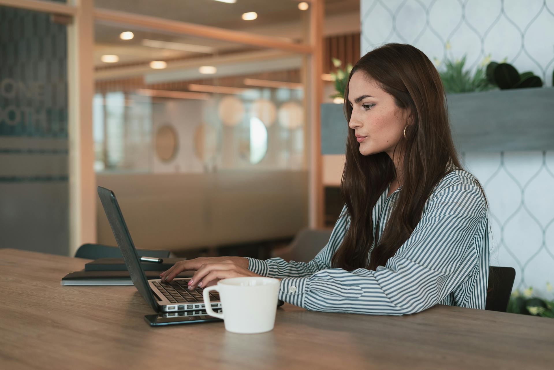 Eine Frau arbeitet an ihrem Laptop | Quelle: Pexels