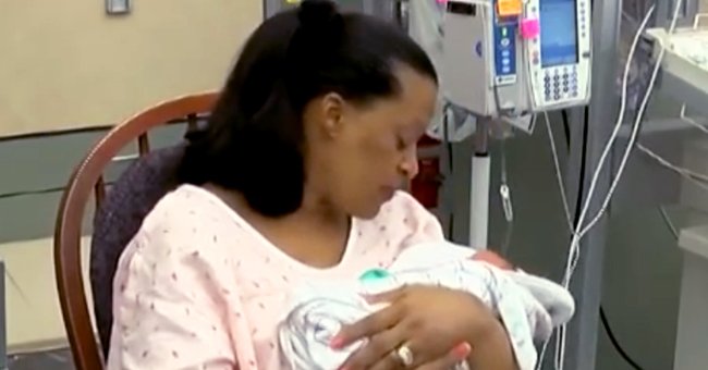 Claudette Cook hält eines ihrer Babys | Quelle: Youtube.com/TMJ4 News