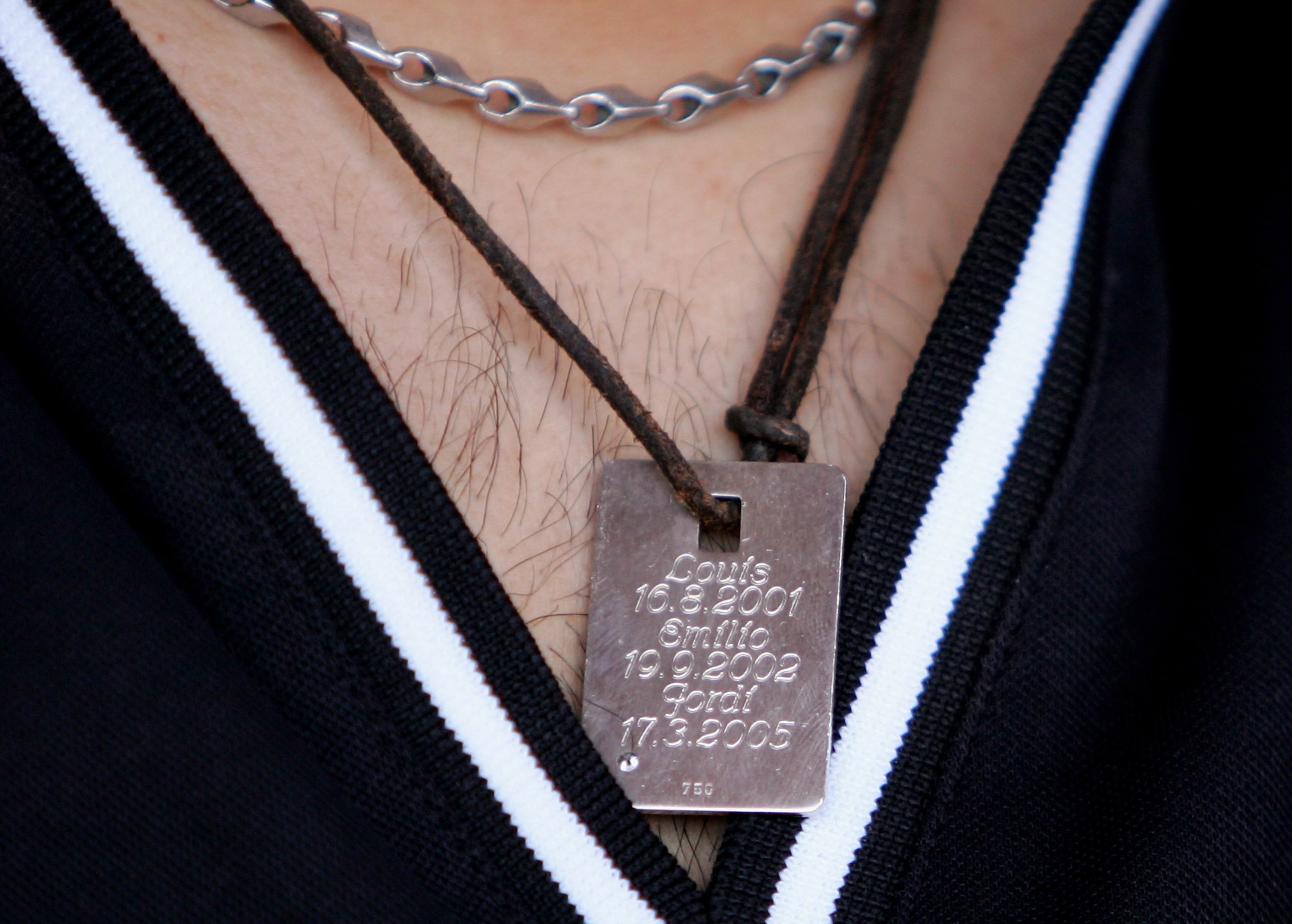 Michael Ballack trägt am 18. Mai 2006 einen Anhänger mit den Namen seiner Söhne in Cagliari, Italien. | Quelle: Getty Images