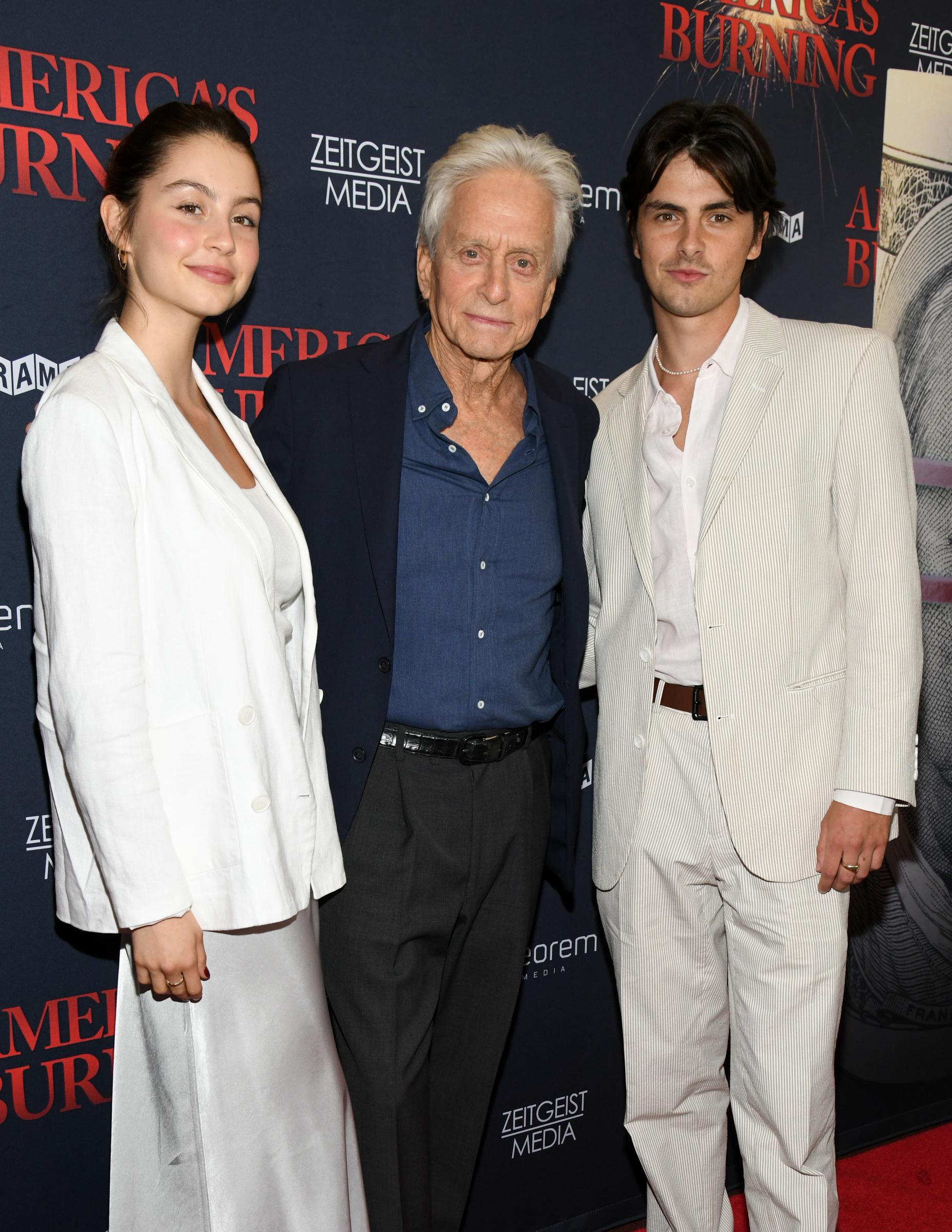 Carys, Michael und Dylan Douglas bei der "America's Burning"-Premiere im DGA New York Theater am 10. Juli 2024 in New York City | Quelle: Getty Images