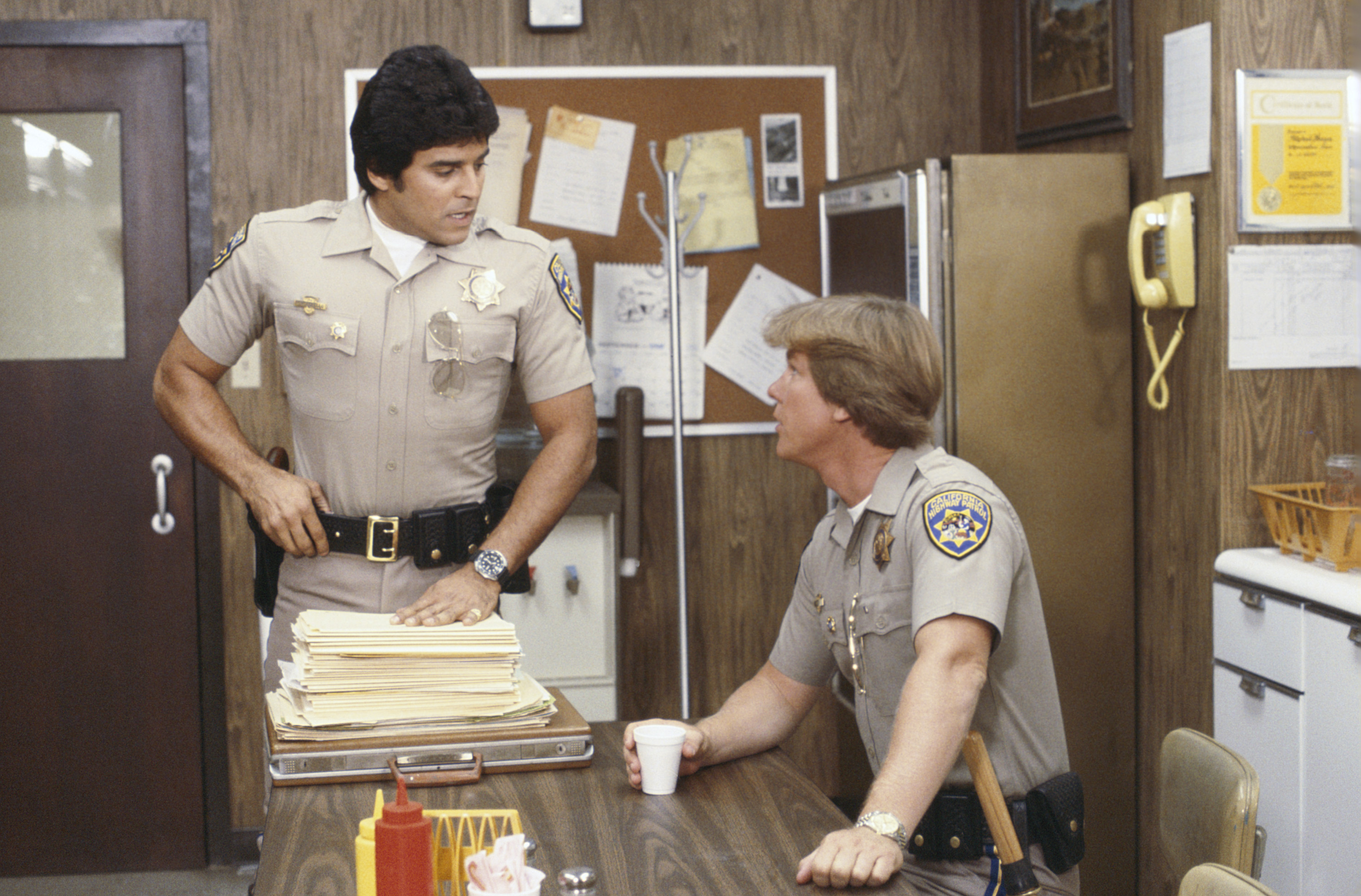 Der Schauspieler spielt eine Szene mit einem Co-Star in der Serie „CHiPs“ von 1977. | Quelle: Getty Images