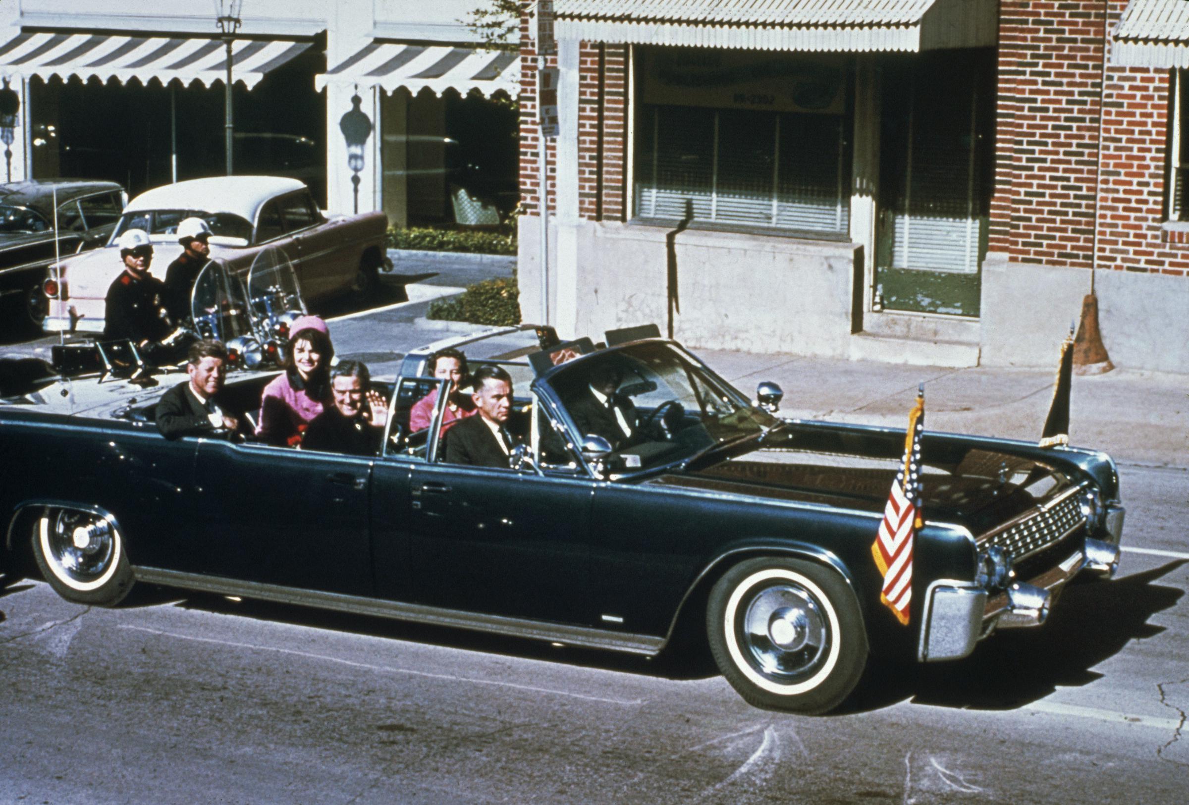 Der ehemalige US-Präsident John F. Kennedy und First Lady Jacqueline Kennedy mit dem texanischen Gouverneur John Connally und seiner Frau Nellie auf dem Dealey Plaza in Dallas, Texas, am 22. November 1963. | Quelle: Getty Images