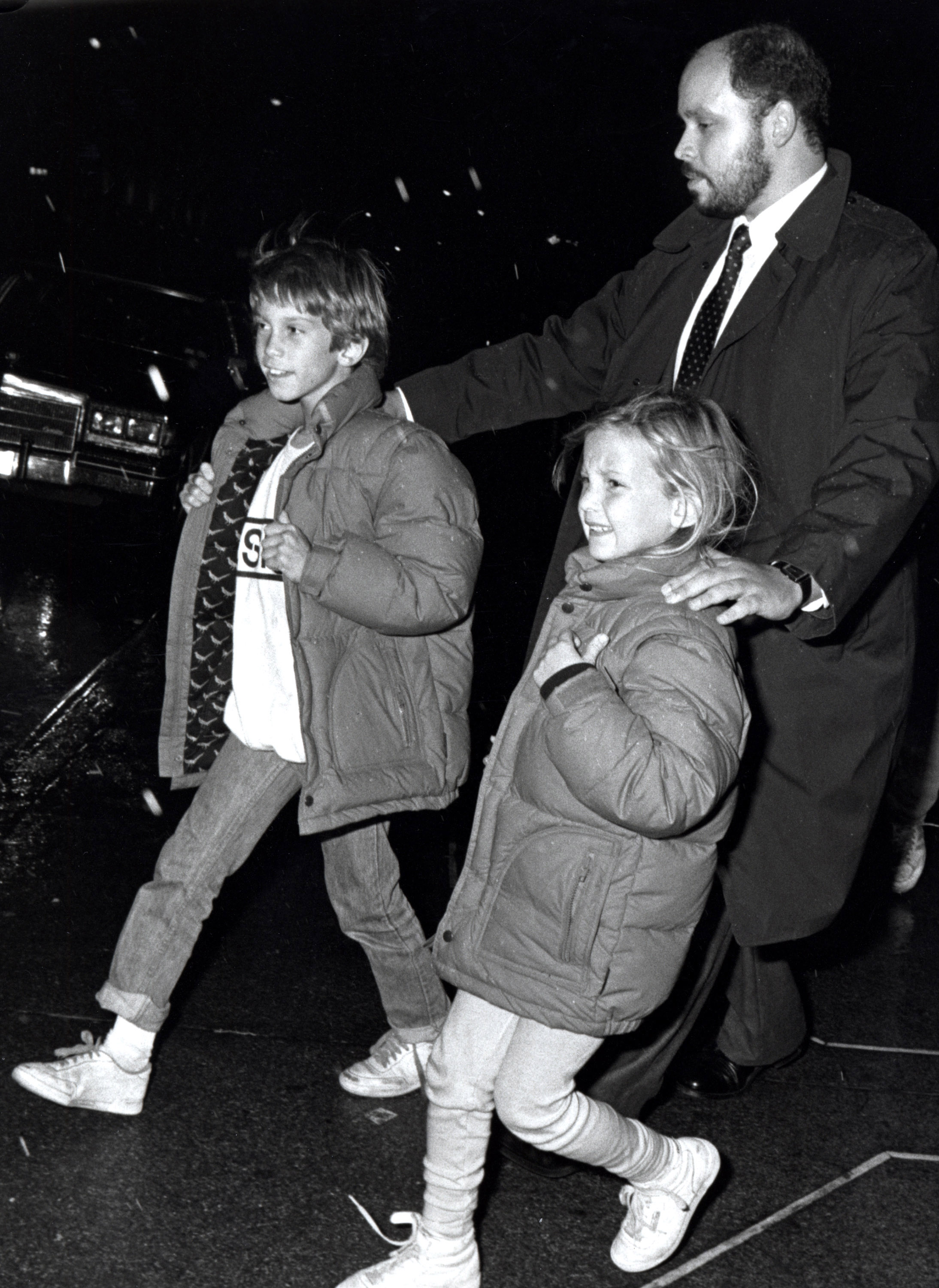 Goldie Hawns Kinder in Begleitung bei der Benefizveranstaltung für die Kinderkrebsforschung am 5. November 1986 | Quelle: Getty Images