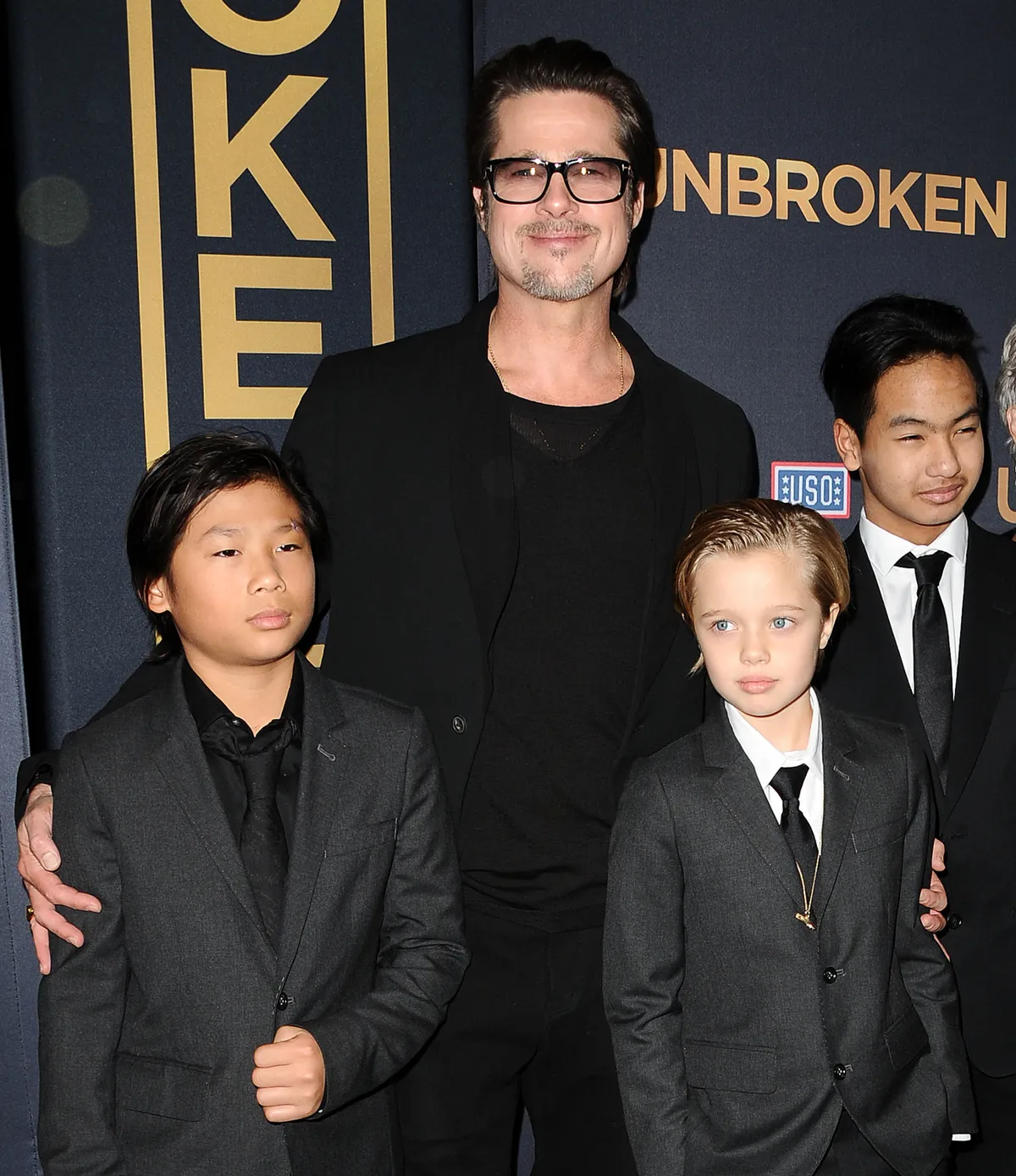 Pax Jolie-Pitt, Brad Pitt, Shiloh Jolie-Pitt und Maddox Jolie-Pitt bei der Premiere von "Unbroken", 2014 | Quelle: Getty Images