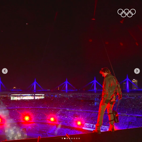 Tom Cruise kurz bevor er während der Olympischen Spiele in Paris vom Stadiondach sprang, gepostet am 11. August 2024 | Quelle: Instagram/olympics