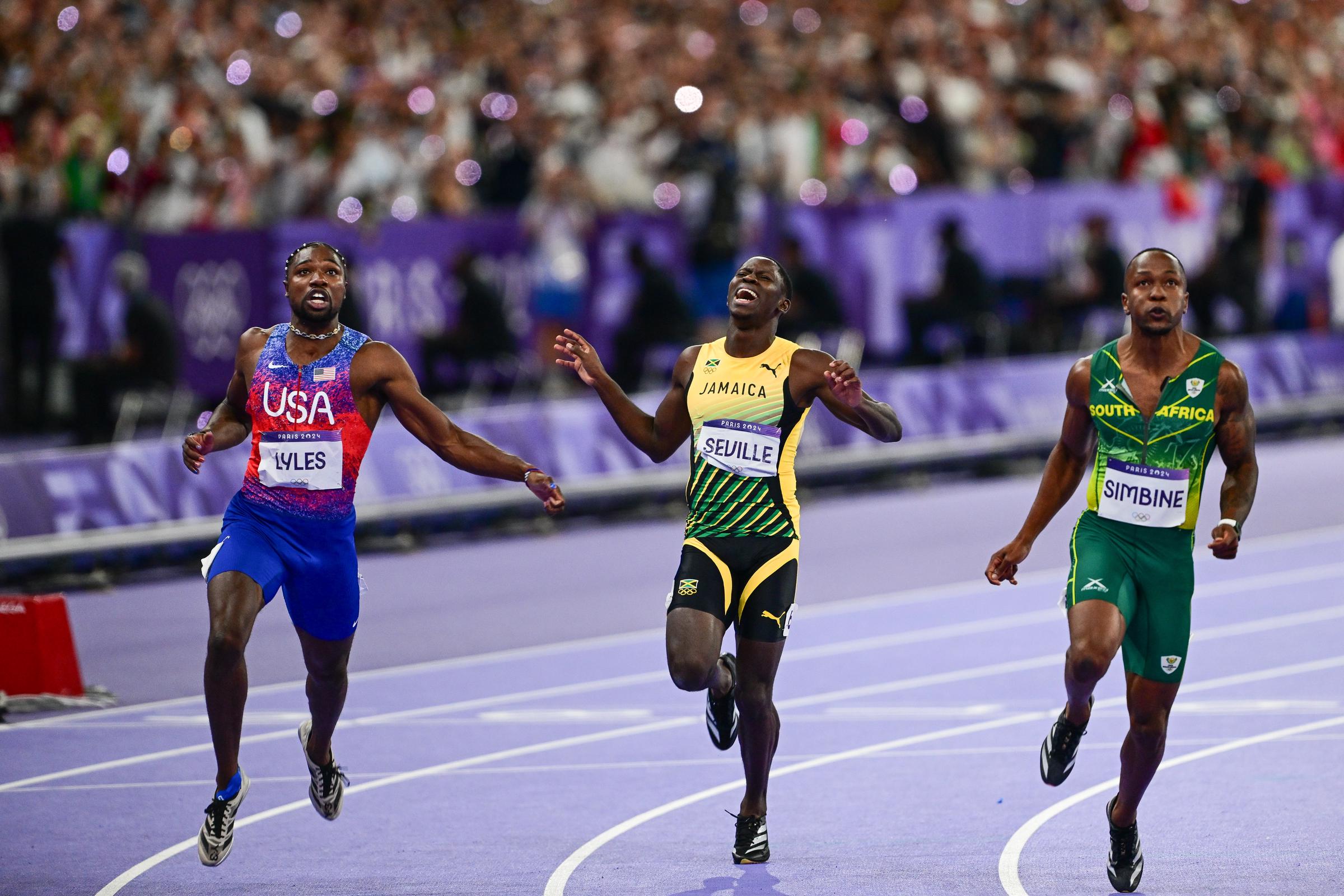 Noah Lyles, Oblique Seville und Akani Simbine treten während des 100-m-Finales der Männer bei den Olympischen Spielen Paris 2024 in Saint-Denis, Frankreich, am 4. August 2024 an. | Quelle: Getty Images