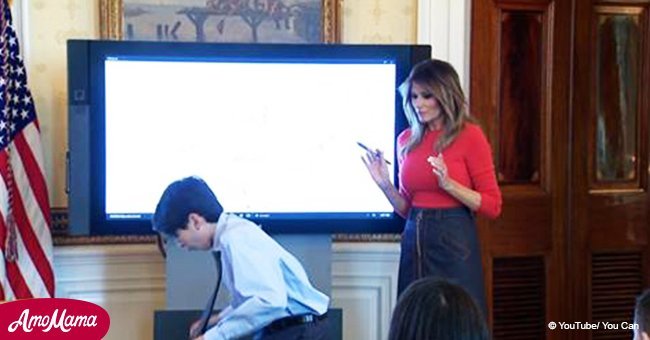 Ein Junge stößt versehentlich vor der First Lady ein Wasserglas um. Melanias Reaktion wurde gefilmt