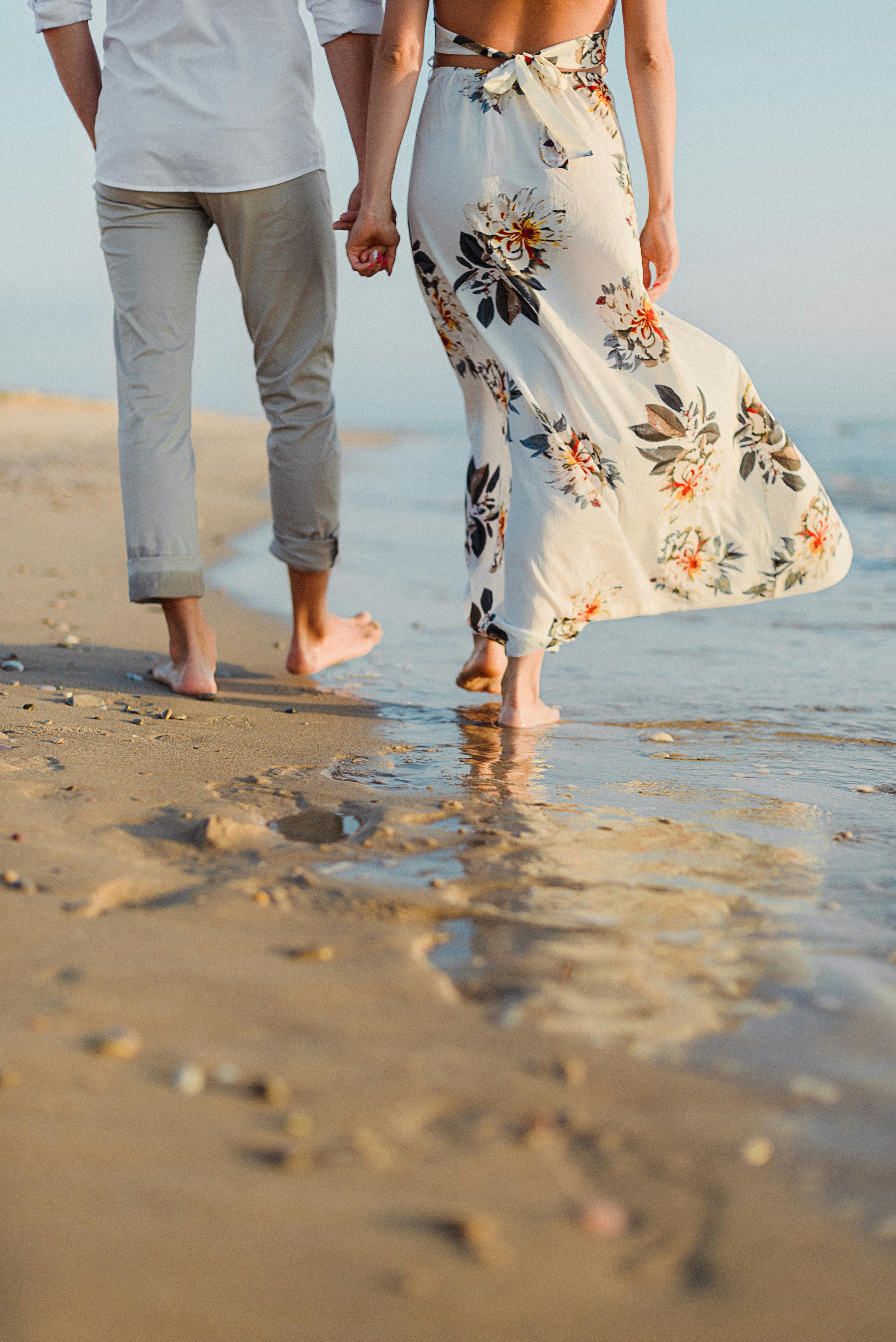 Ein Paar spaziert am Strand entlang | Quelle: Pexels