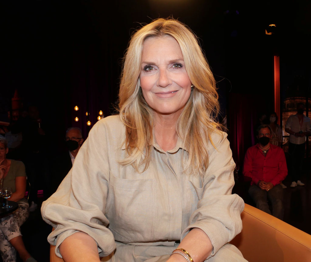 10. Juni 2022, Berlin: Moderatorin Kim Fisher in der Talkshow „Riverboat Berlin“ im Fernsehstudio des Senders RBB in Berlin-Charlottenburg. | Quelle: Getty Images